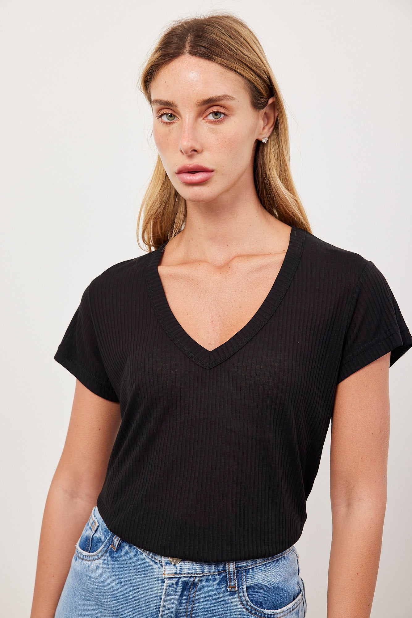 טי שרט וי רכה בטקסטורת פסים - ITAY BRANDS