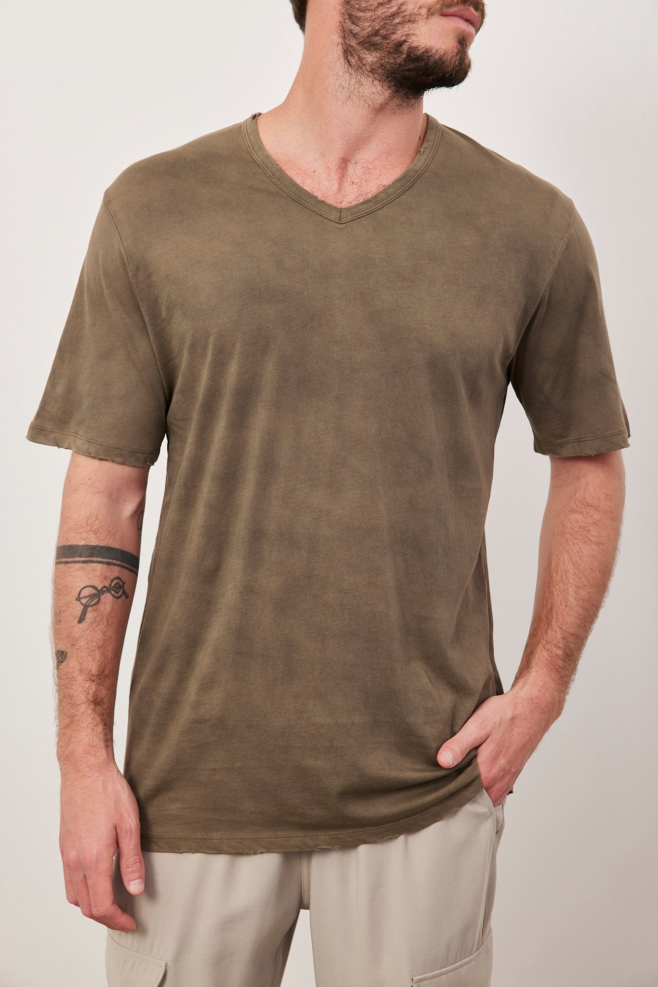 חולצת ווש קצרה במפתח וי