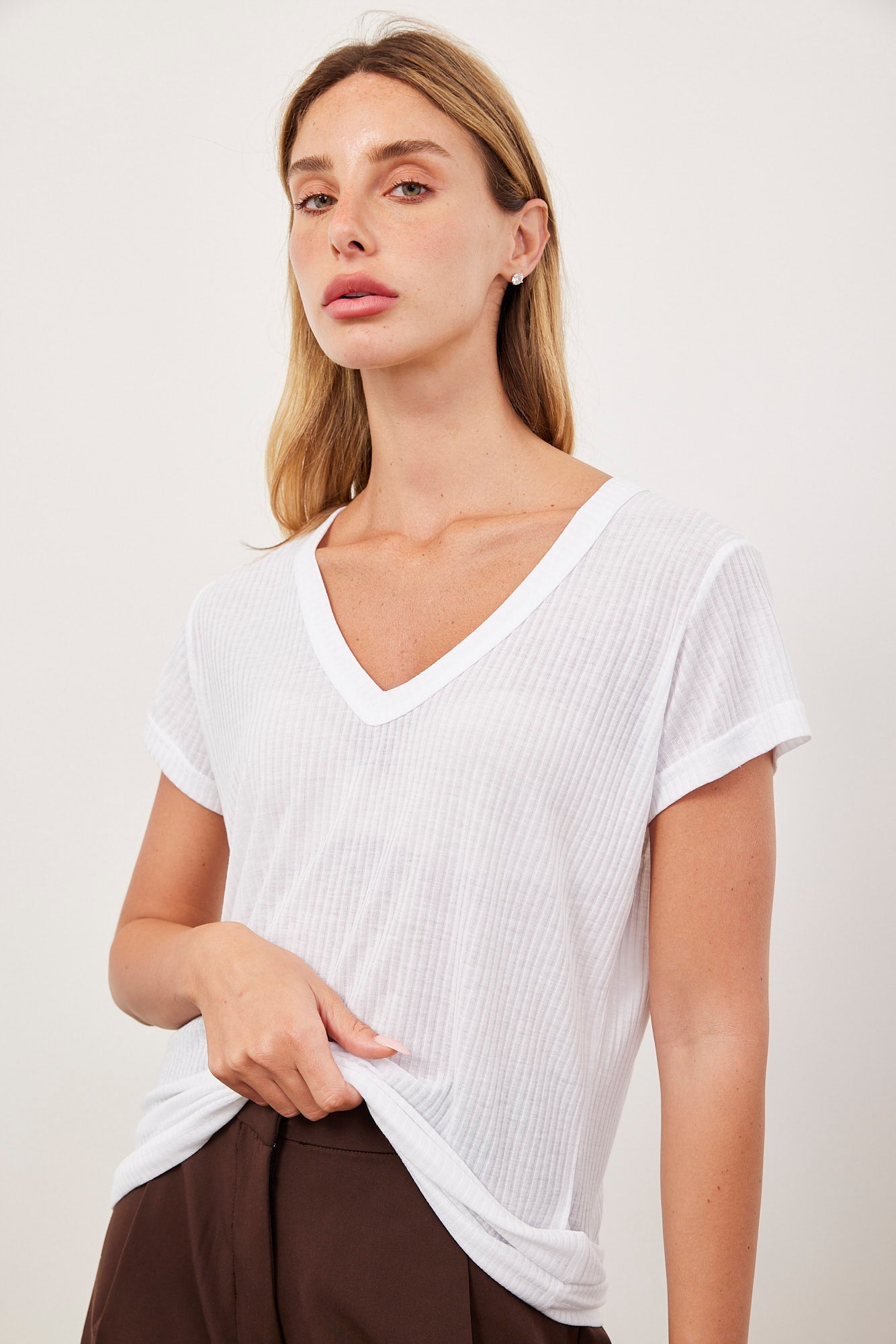 טי שרט וי רכה בטקסטורת פסים - ITAY BRANDS