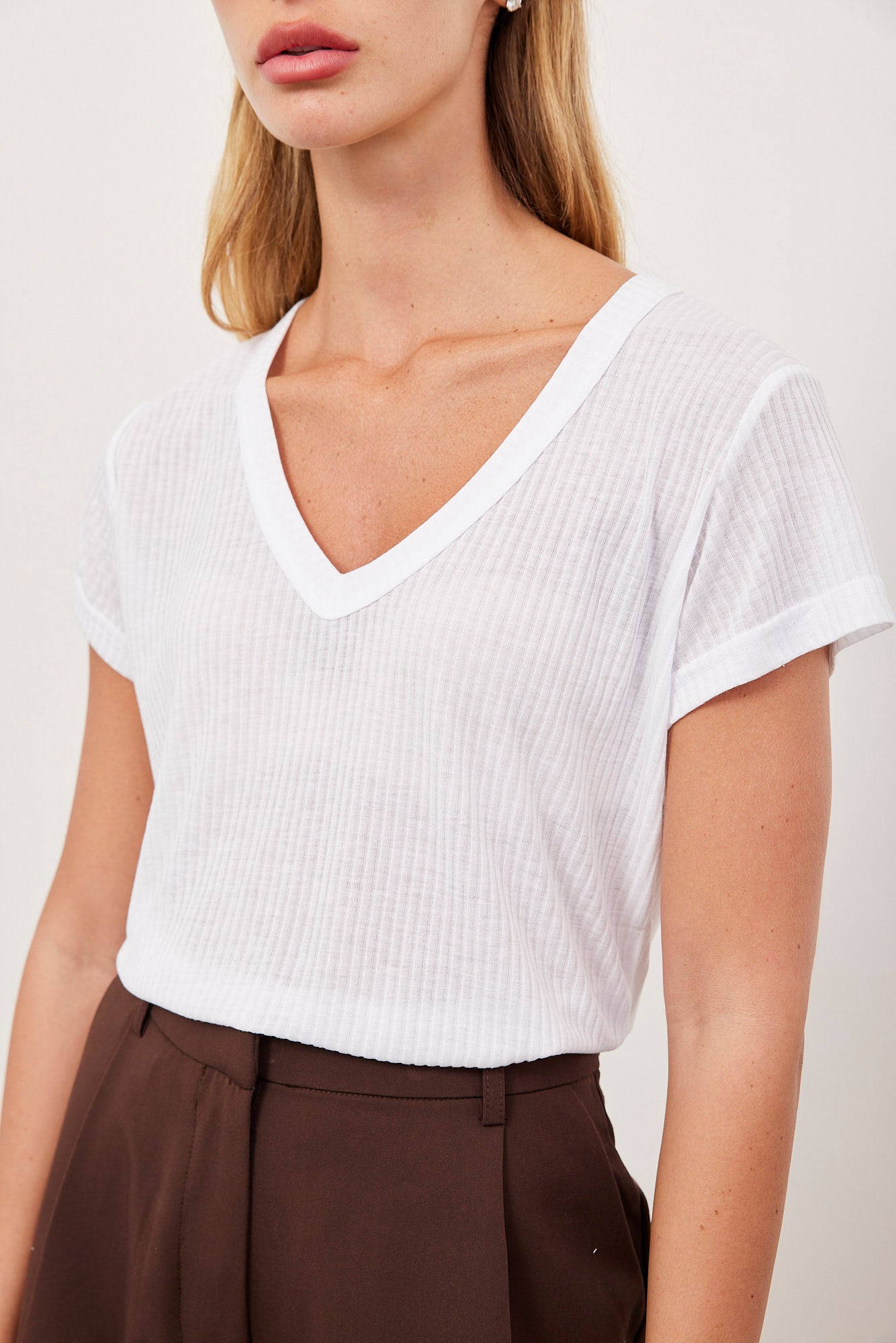 טי שרט וי רכה בטקסטורת פסים - ITAY BRANDS