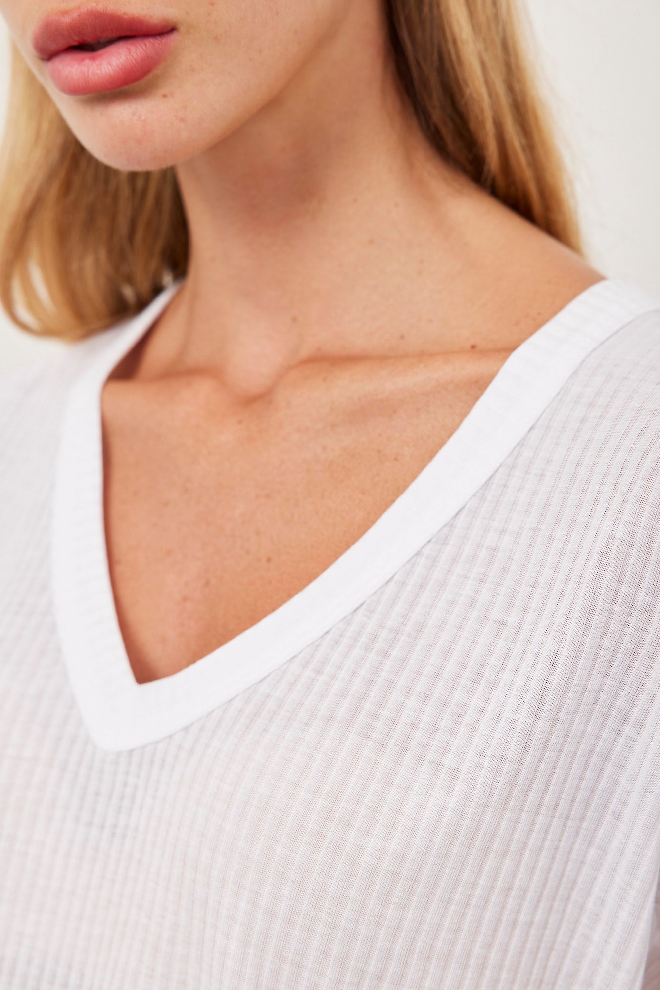 טי שרט וי רכה בטקסטורת פסים - ITAY BRANDS