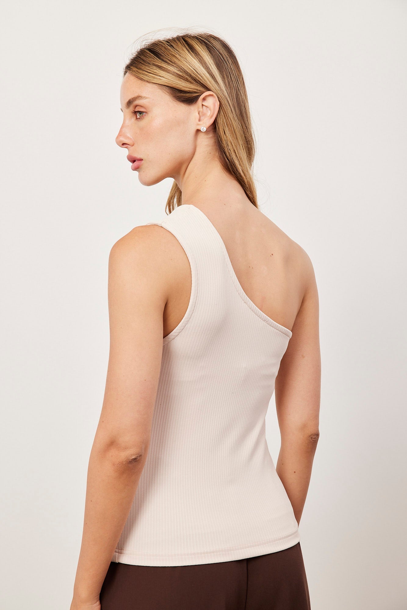 גופיית וואן שולדר בטקסטורת פסים - ITAY BRANDS