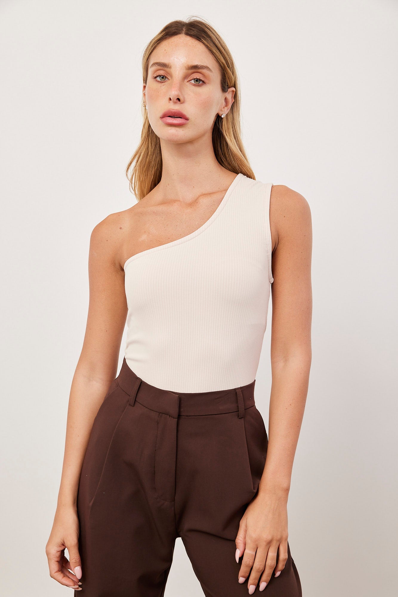 גופיית וואן שולדר בטקסטורת פסים - ITAY BRANDS