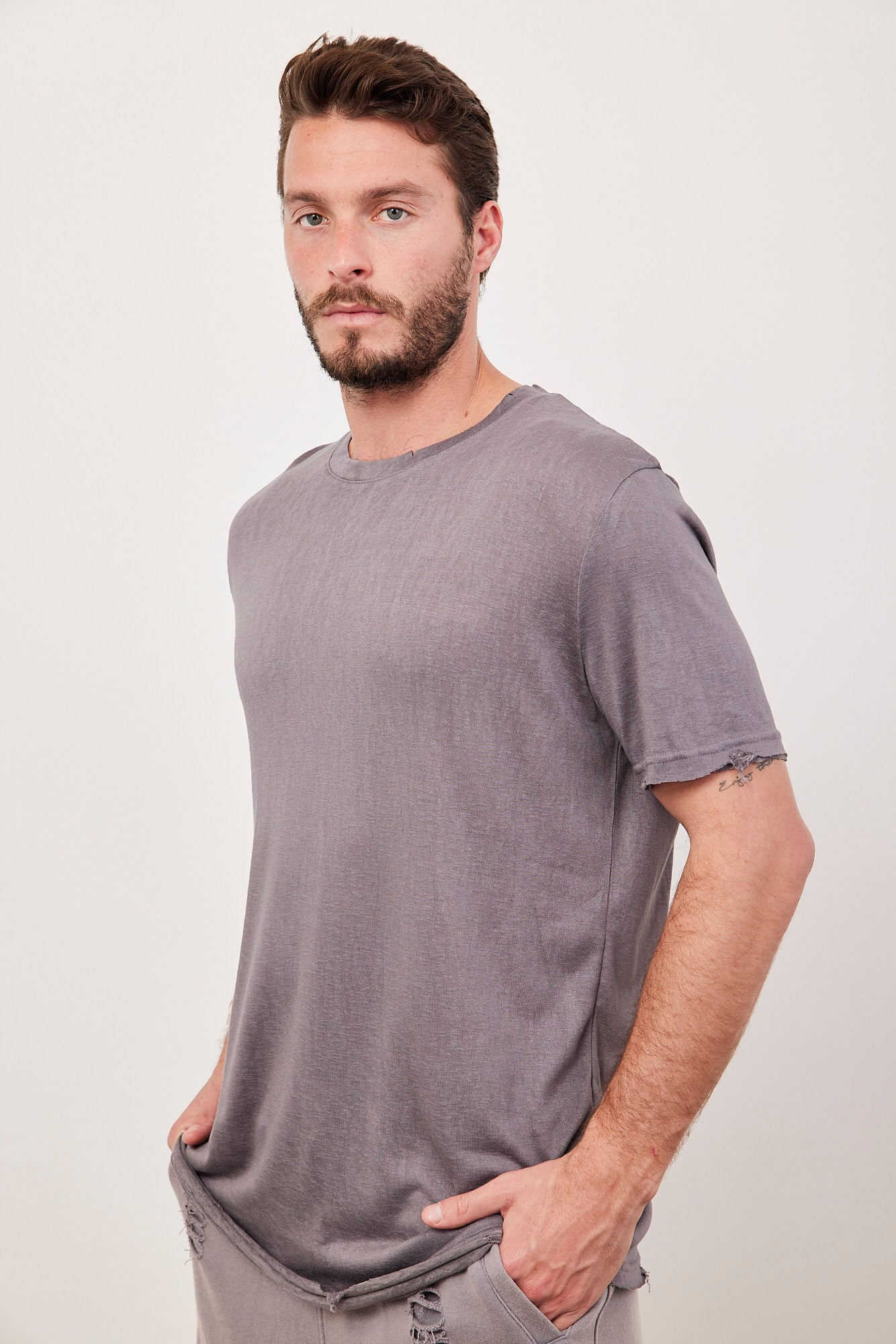 טי-שרט בשילוב קרעים