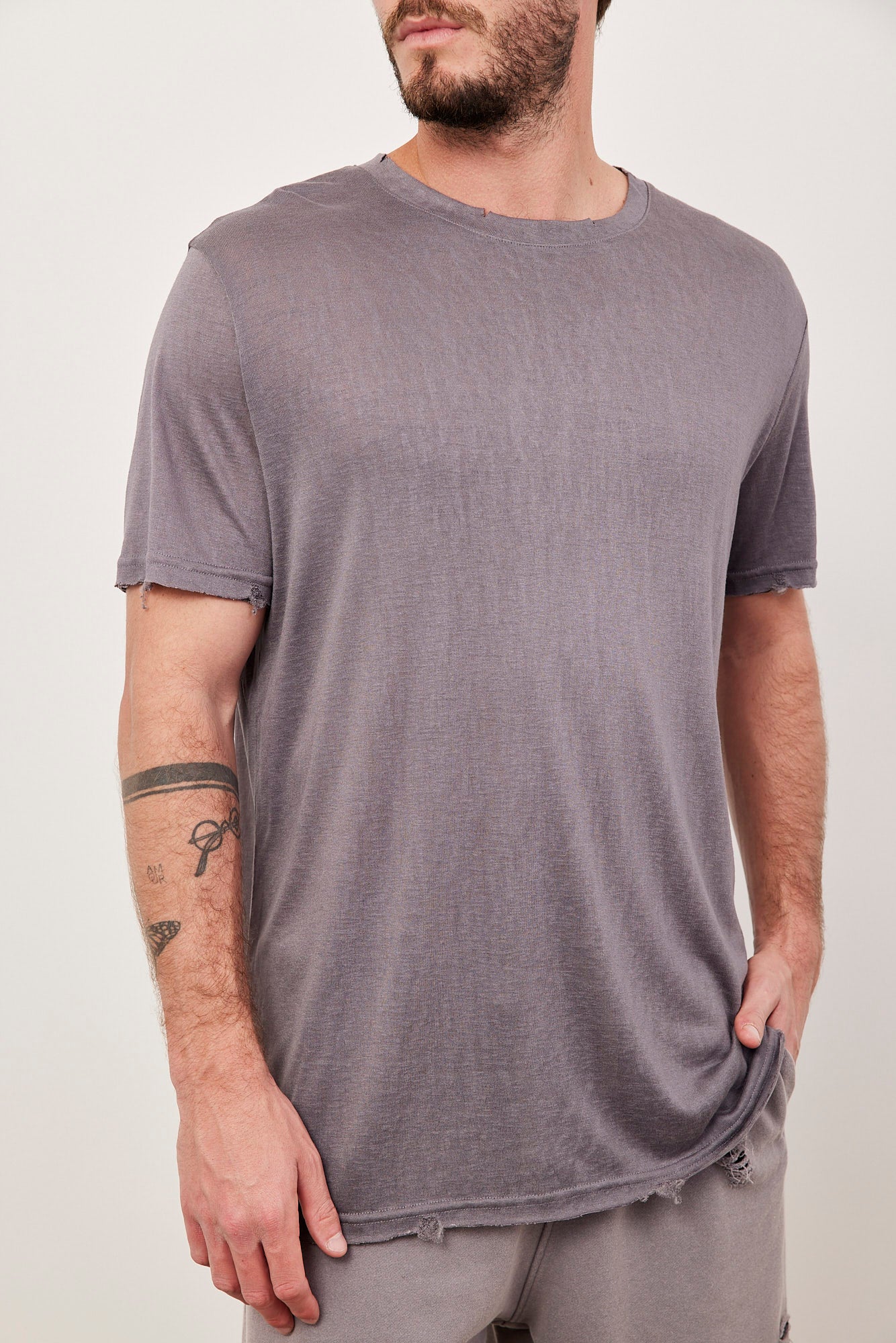 טי-שרט בשילוב קרעים