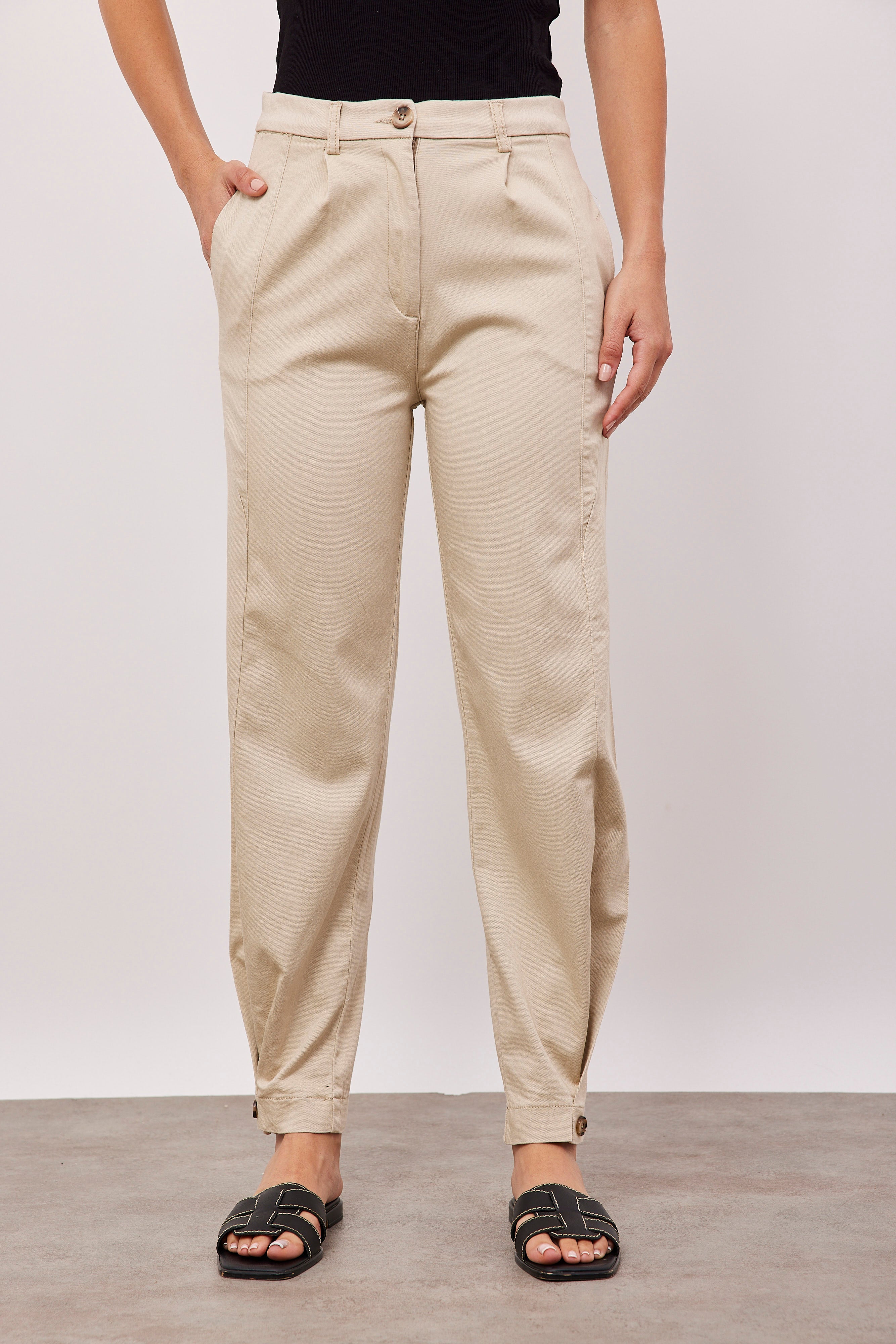 מכנסיים מחויטים בסיומת כפתור - ITAY BRANDS