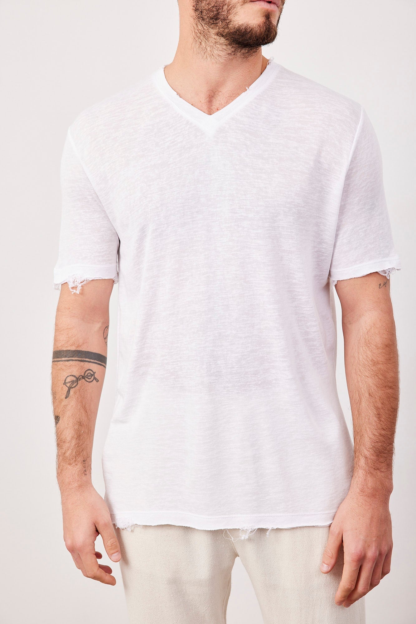 טי-שרט וי קרעים במראה פשתן - ITAY BRANDS