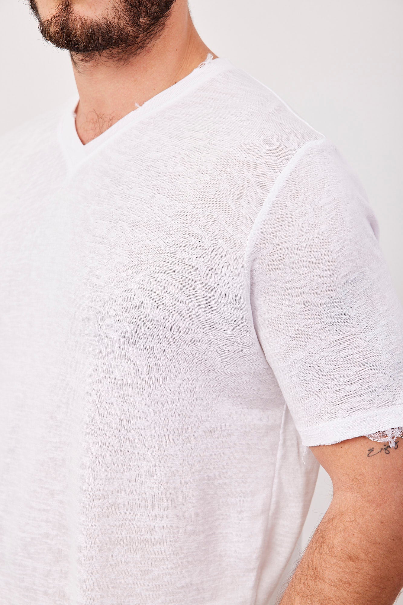 טי-שרט וי קרעים במראה פשתן - ITAY BRANDS