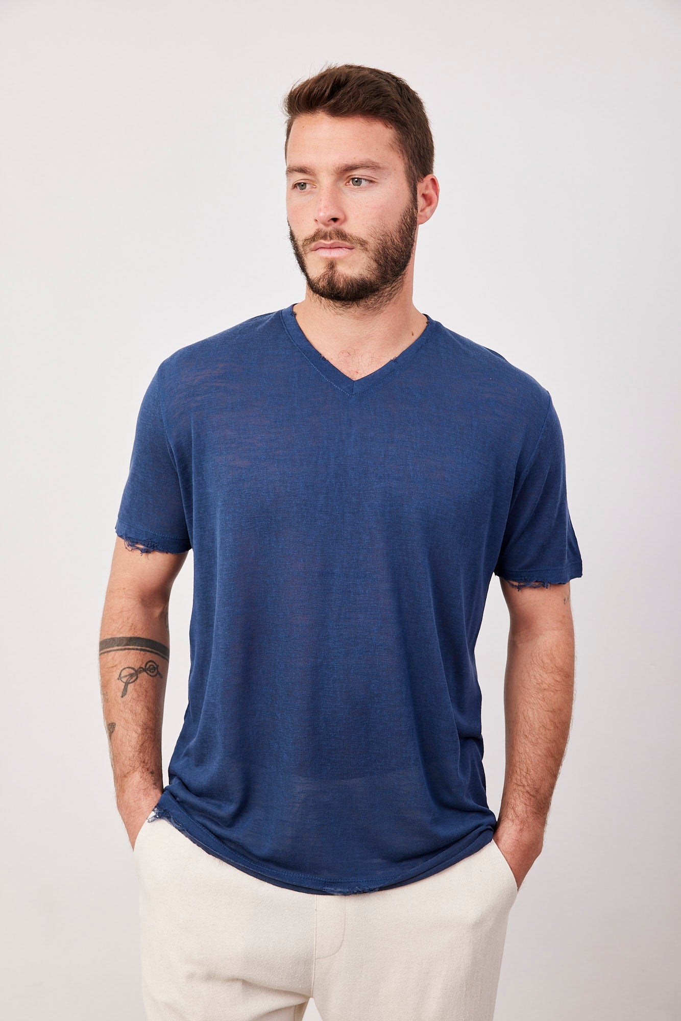 טי-שרט וי קרעים במראה פשתן - ITAY BRANDS