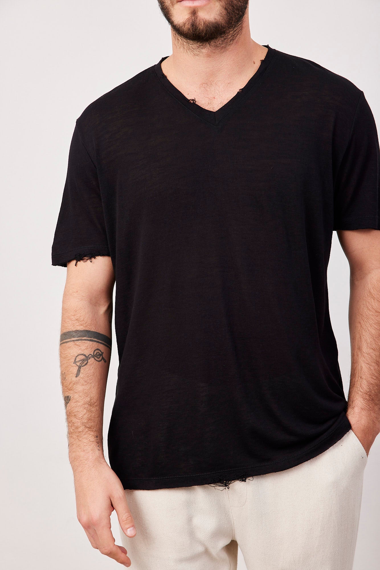 טי-שרט וי קרעים במראה פשתן - ITAY BRANDS