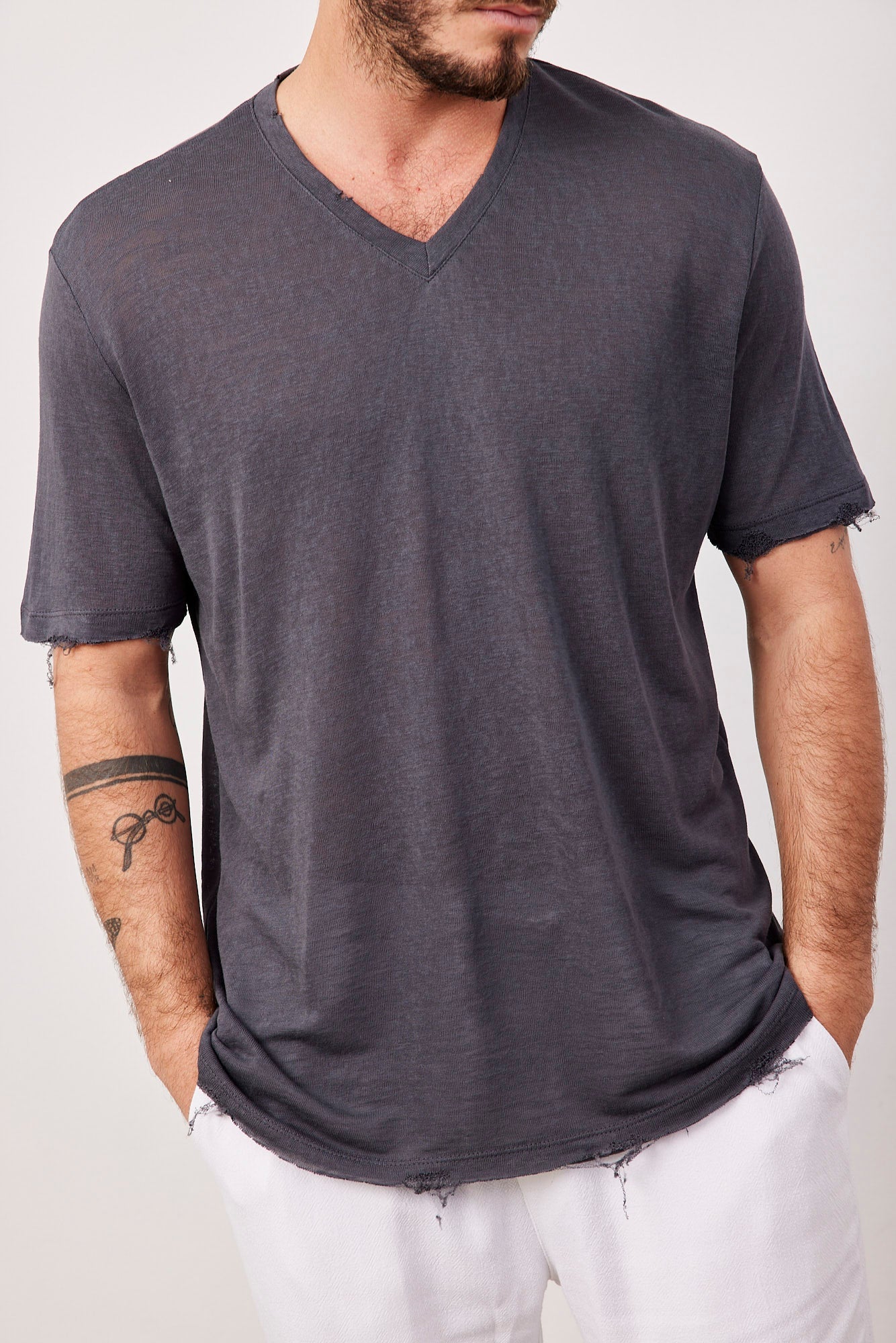 טי-שרט וי קרעים במראה פשתן - ITAY BRANDS