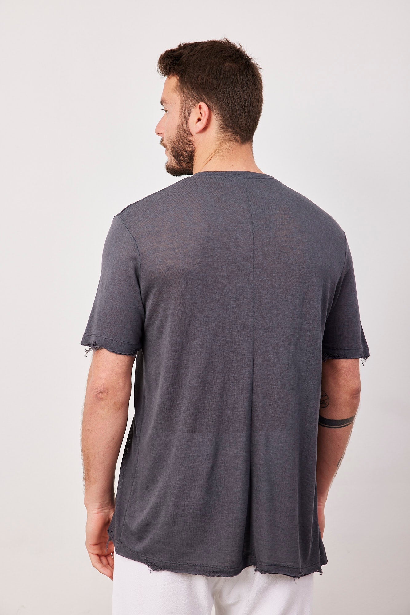 טי-שרט וי קרעים במראה פשתן - ITAY BRANDS