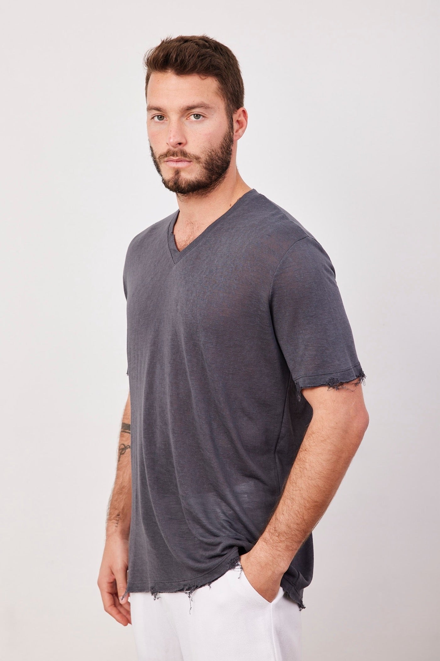 טי-שרט וי קרעים במראה פשתן - ITAY BRANDS