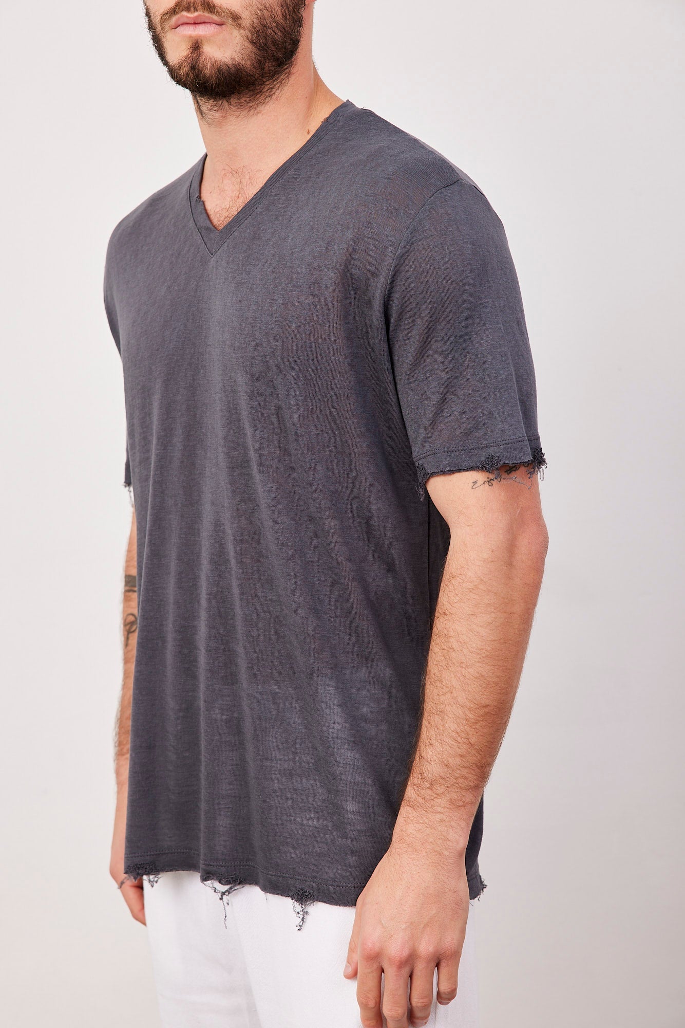 טי-שרט וי קרעים במראה פשתן - ITAY BRANDS