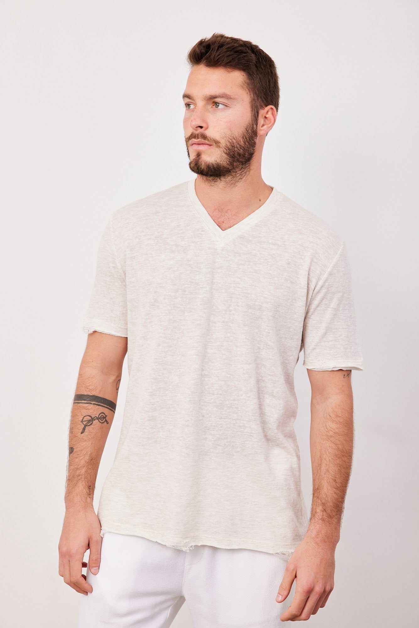 טי-שרט וי קרעים במראה פשתן - ITAY BRANDS