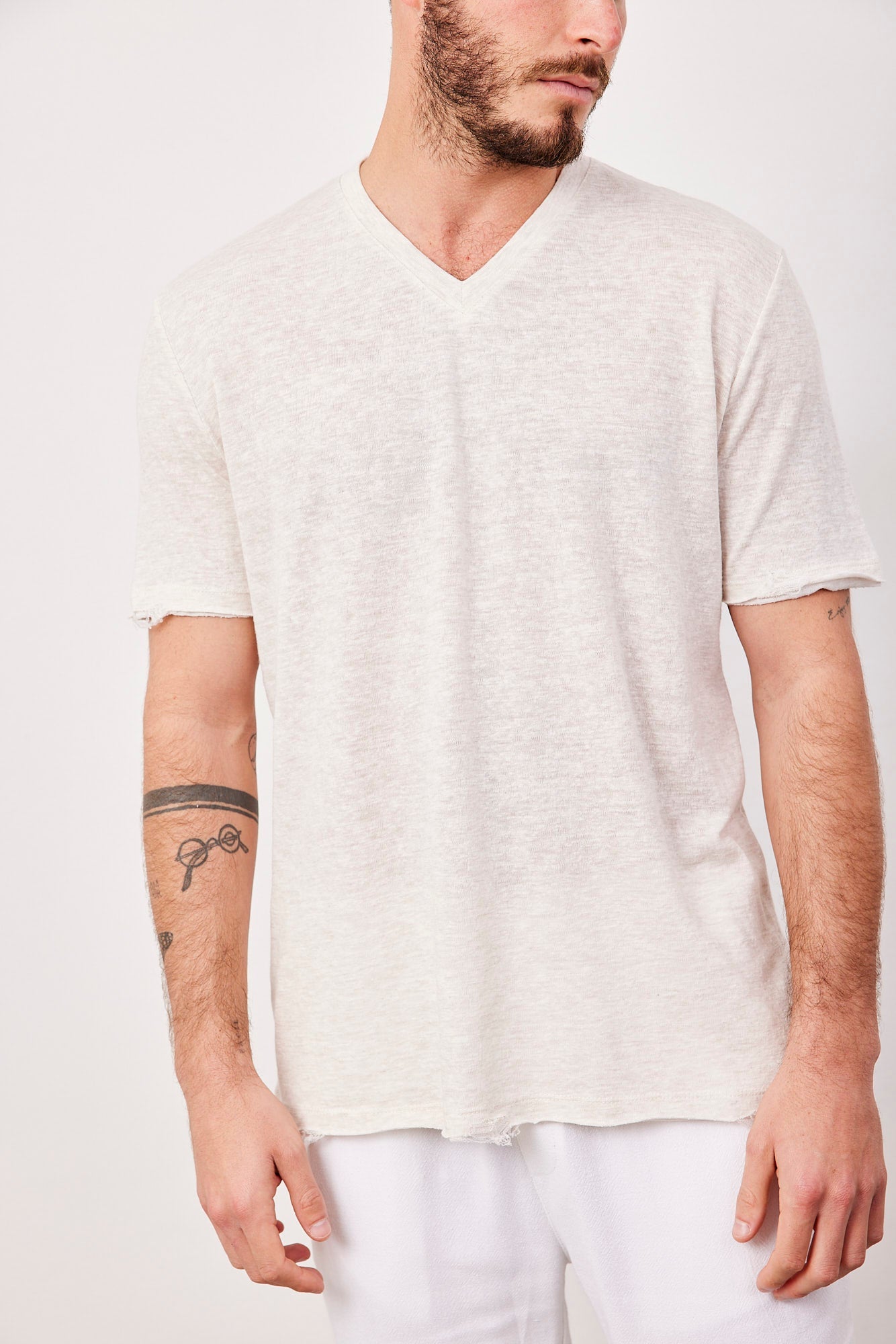 טי-שרט וי קרעים במראה פשתן - ITAY BRANDS