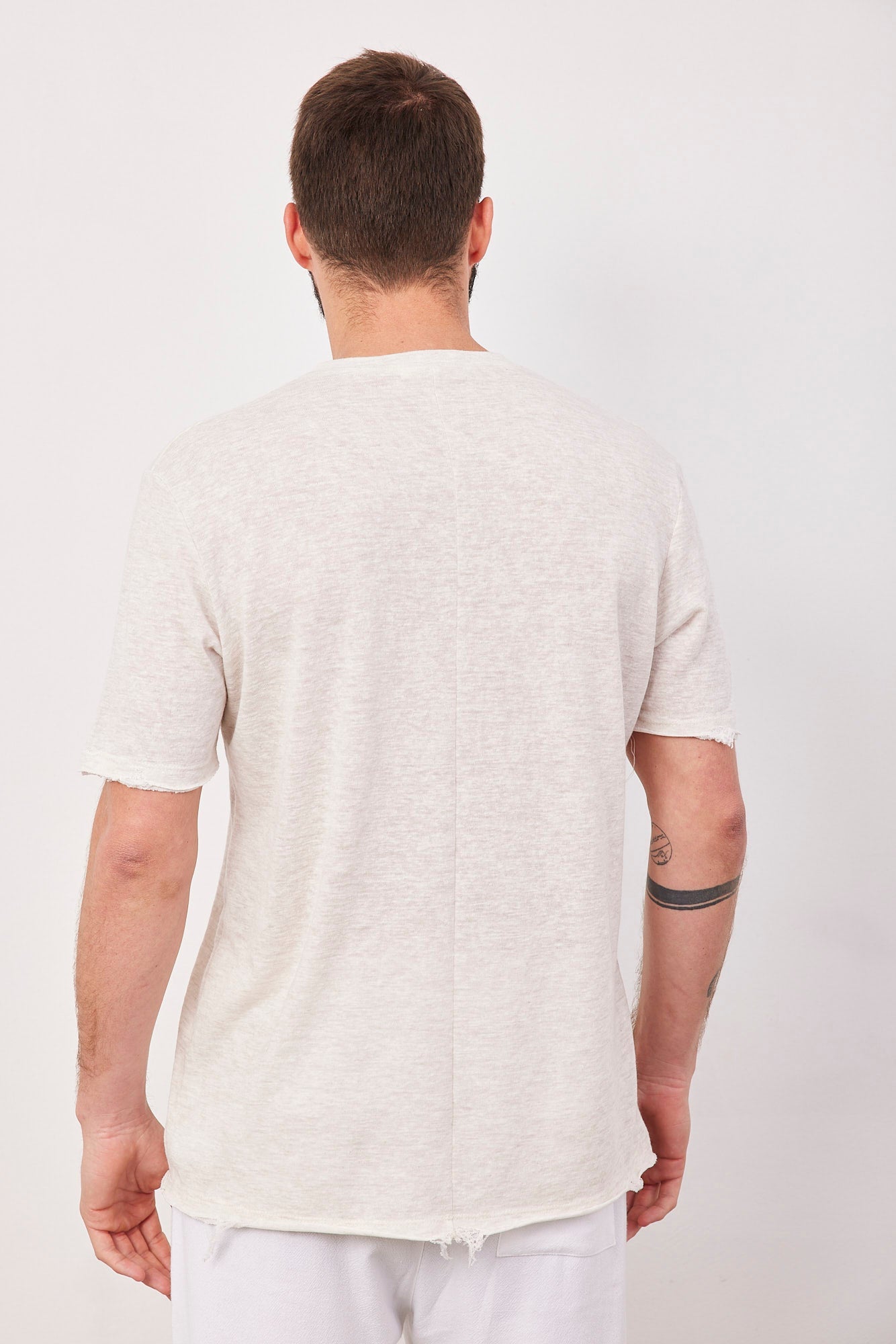 טי-שרט וי קרעים במראה פשתן - ITAY BRANDS