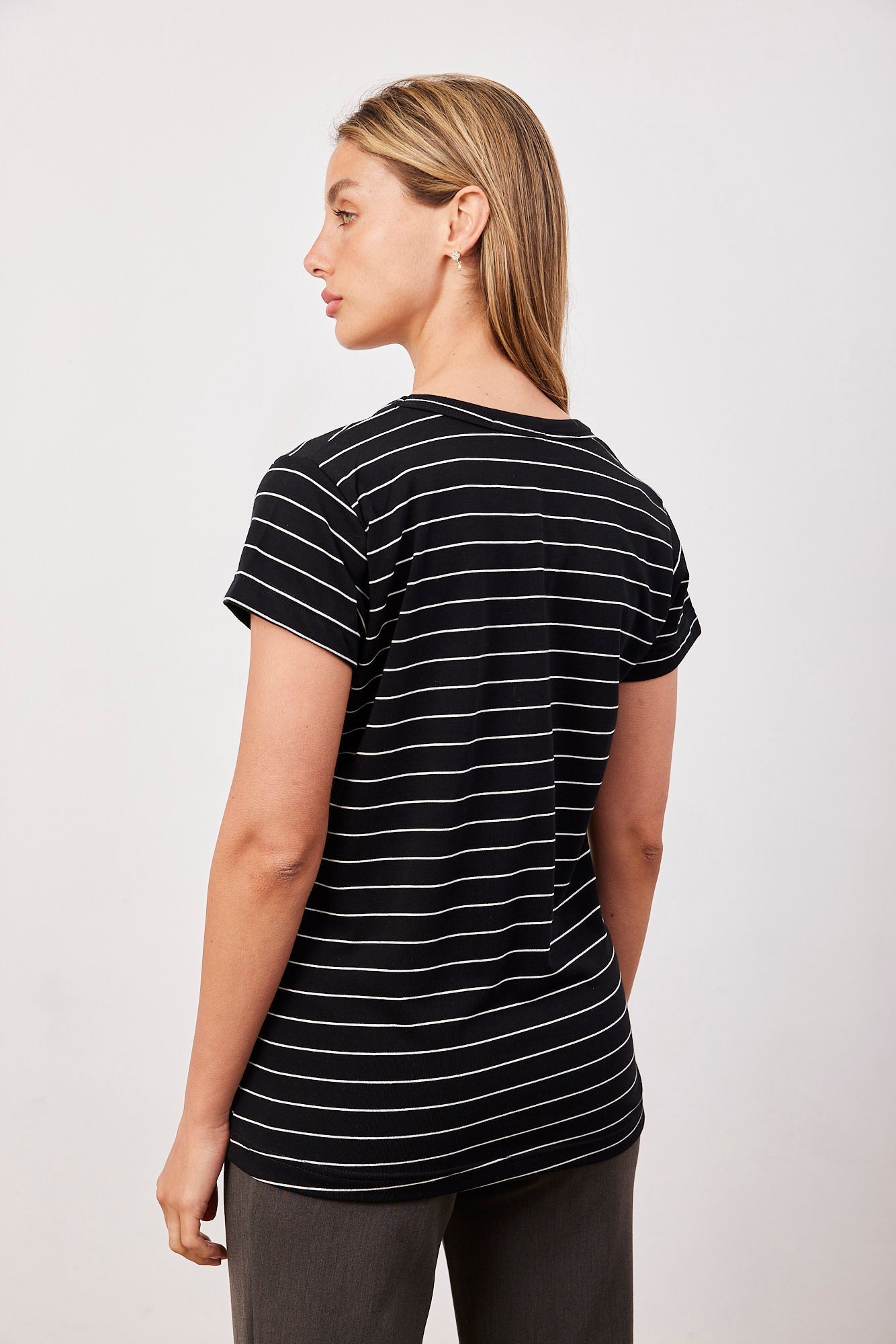 טי-שרט וי פסים - ITAY BRANDS