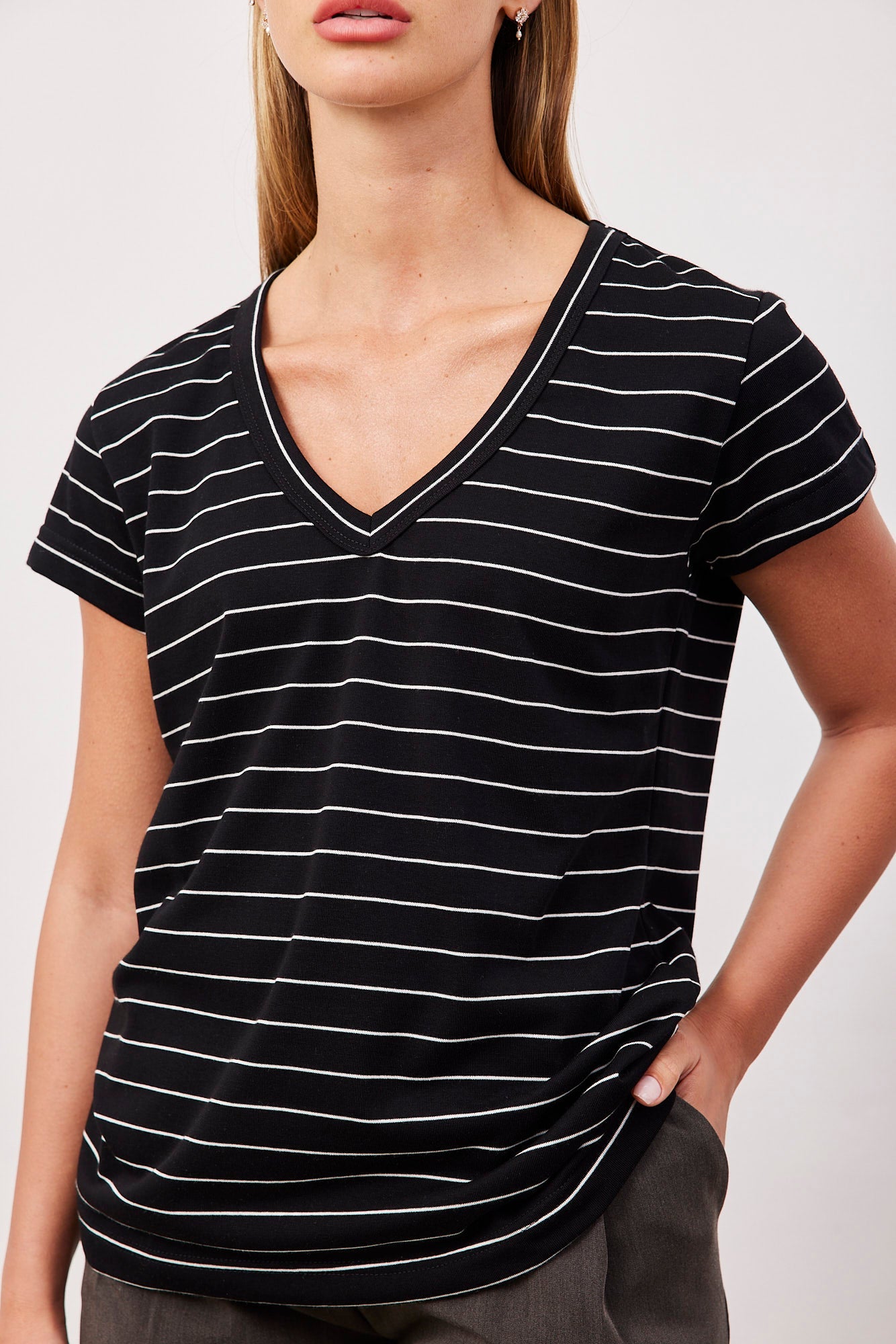 טי-שרט וי פסים - ITAY BRANDS