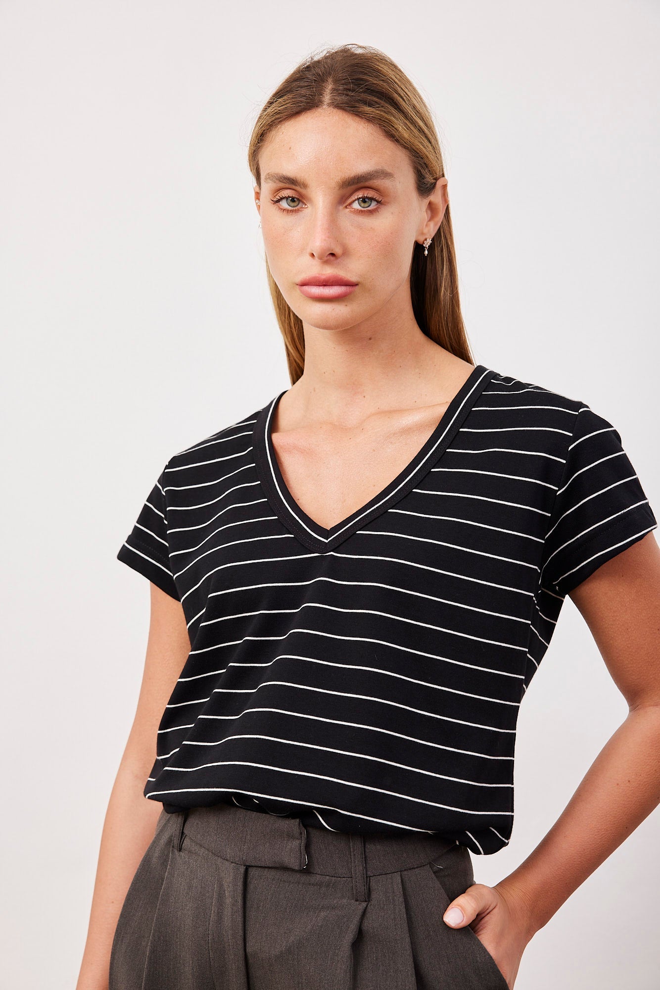 טי-שרט וי פסים - ITAY BRANDS