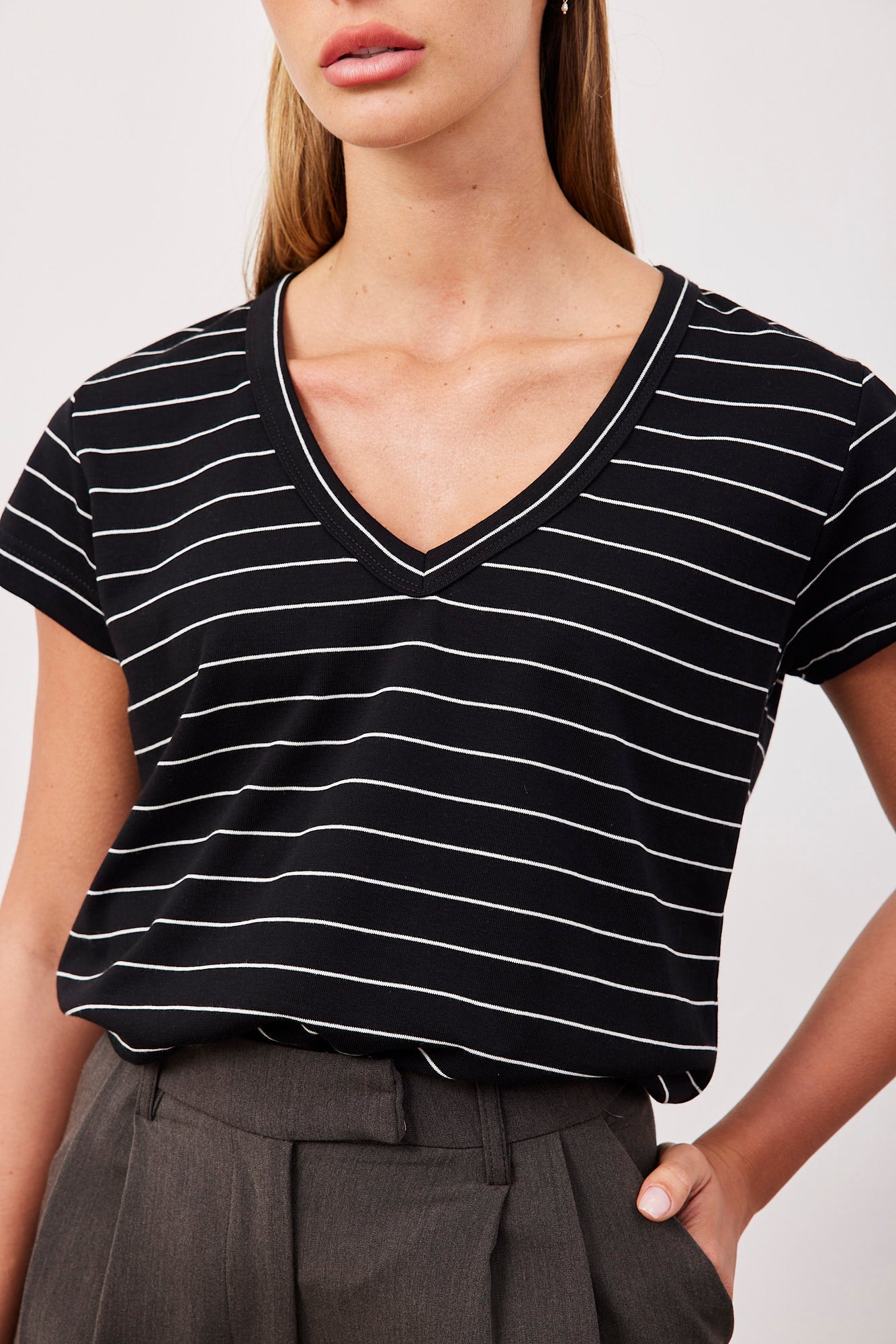 טי-שרט וי פסים - ITAY BRANDS