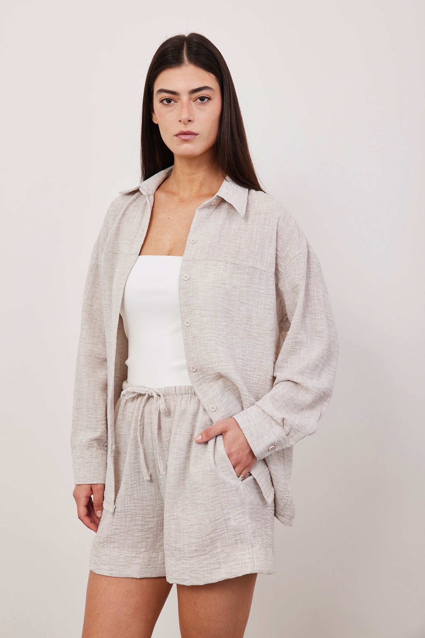 חליפה קצרה בטקסטורה במראה פשתן - ITAY BRANDS