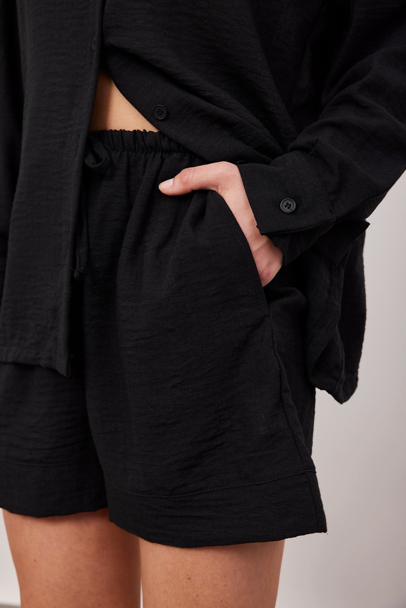 חליפה קצרה בטקסטורה במראה פשתן - ITAY BRANDS