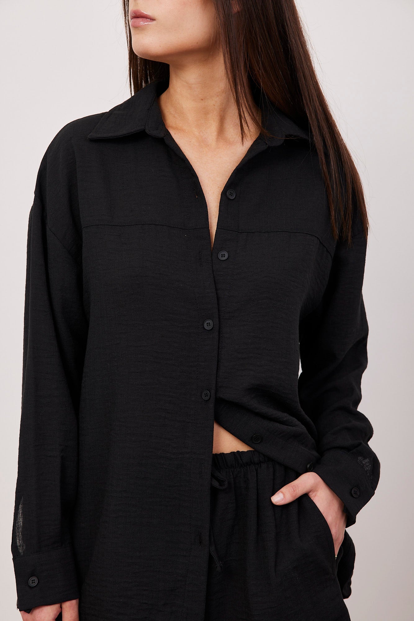 חליפה קצרה בטקסטורה במראה פשתן - ITAY BRANDS