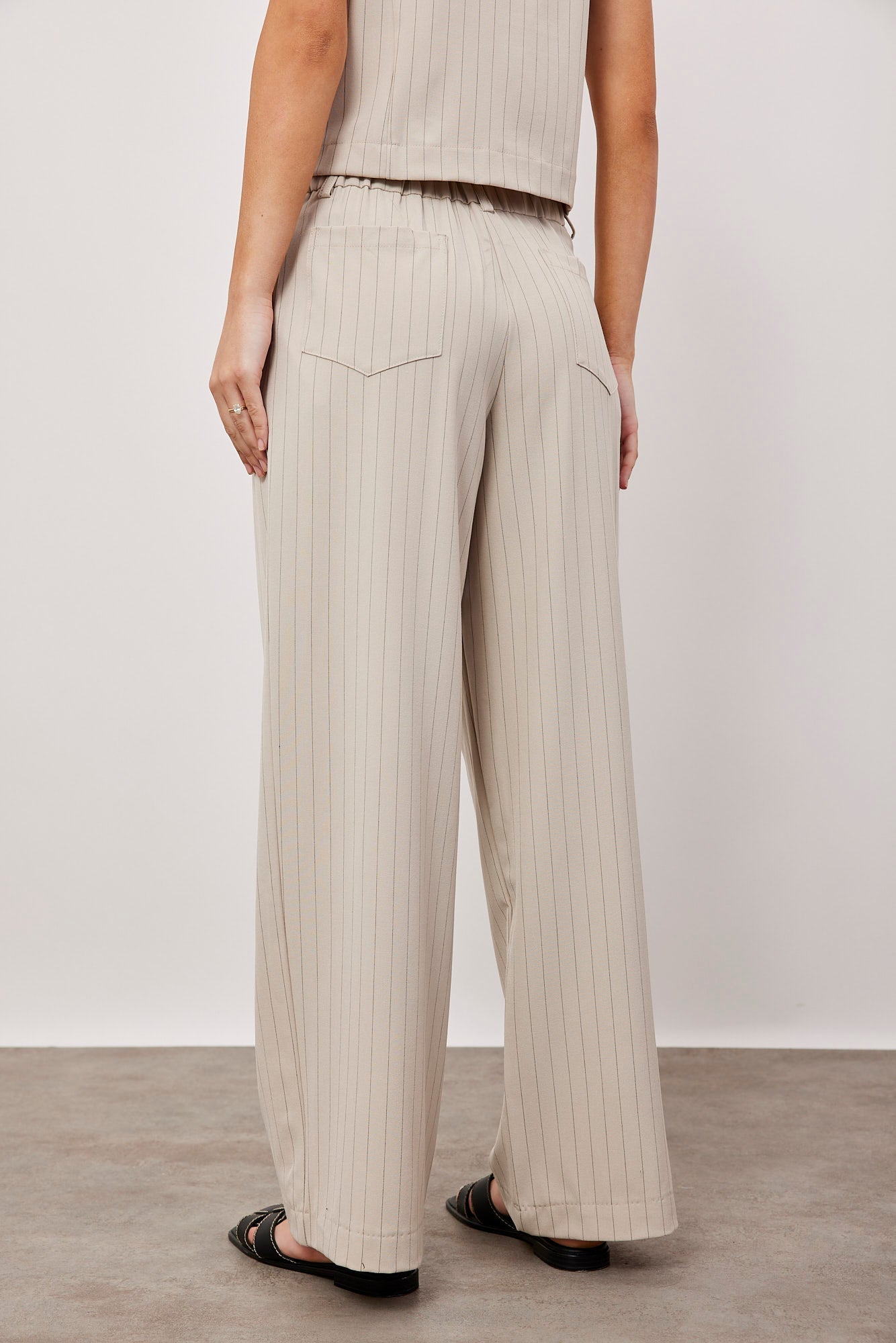 מכנסיים מחויטים עם קשירה בהדפס פסים - ITAY BRANDS