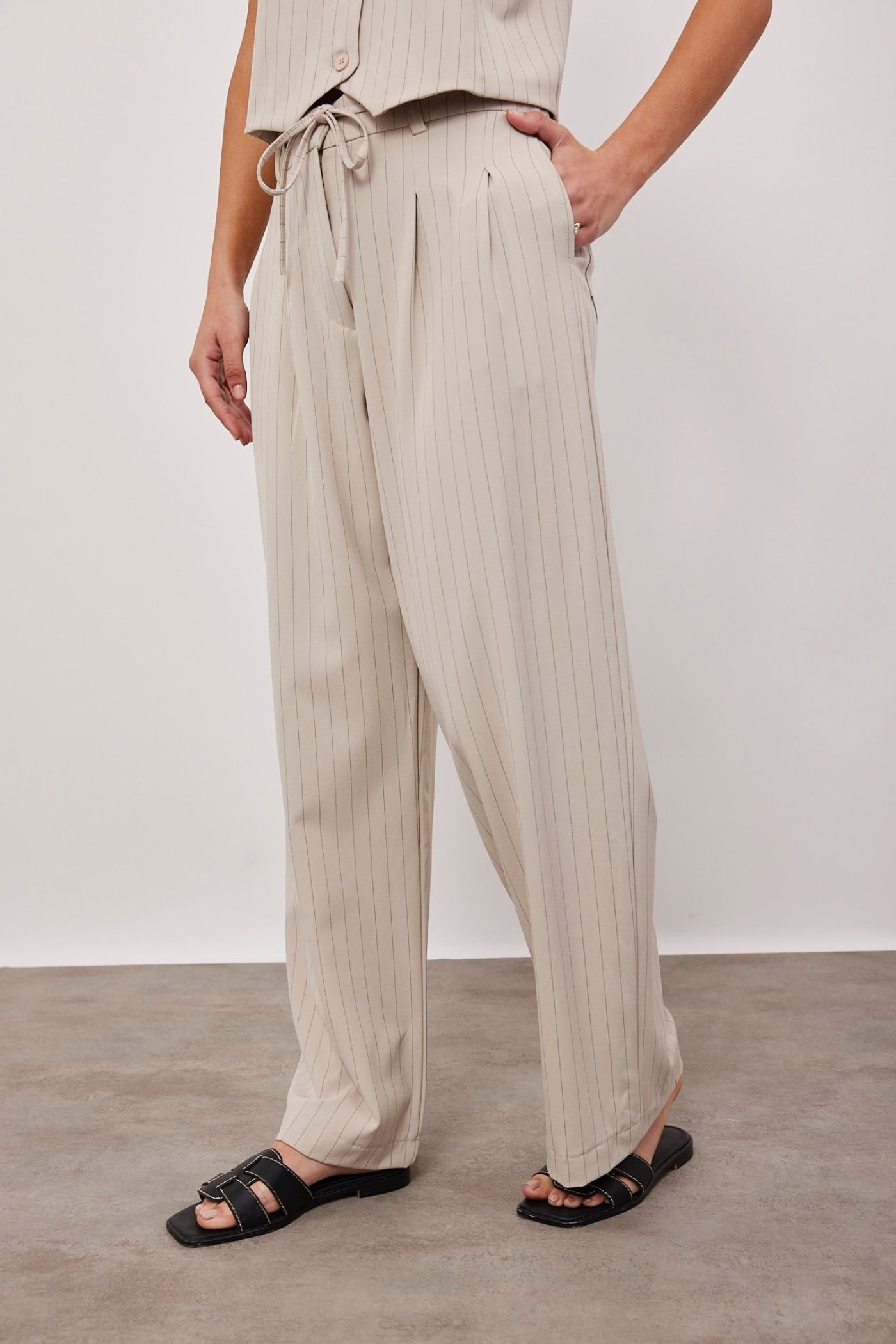 מכנסיים מחויטים עם קשירה בהדפס פסים - ITAY BRANDS