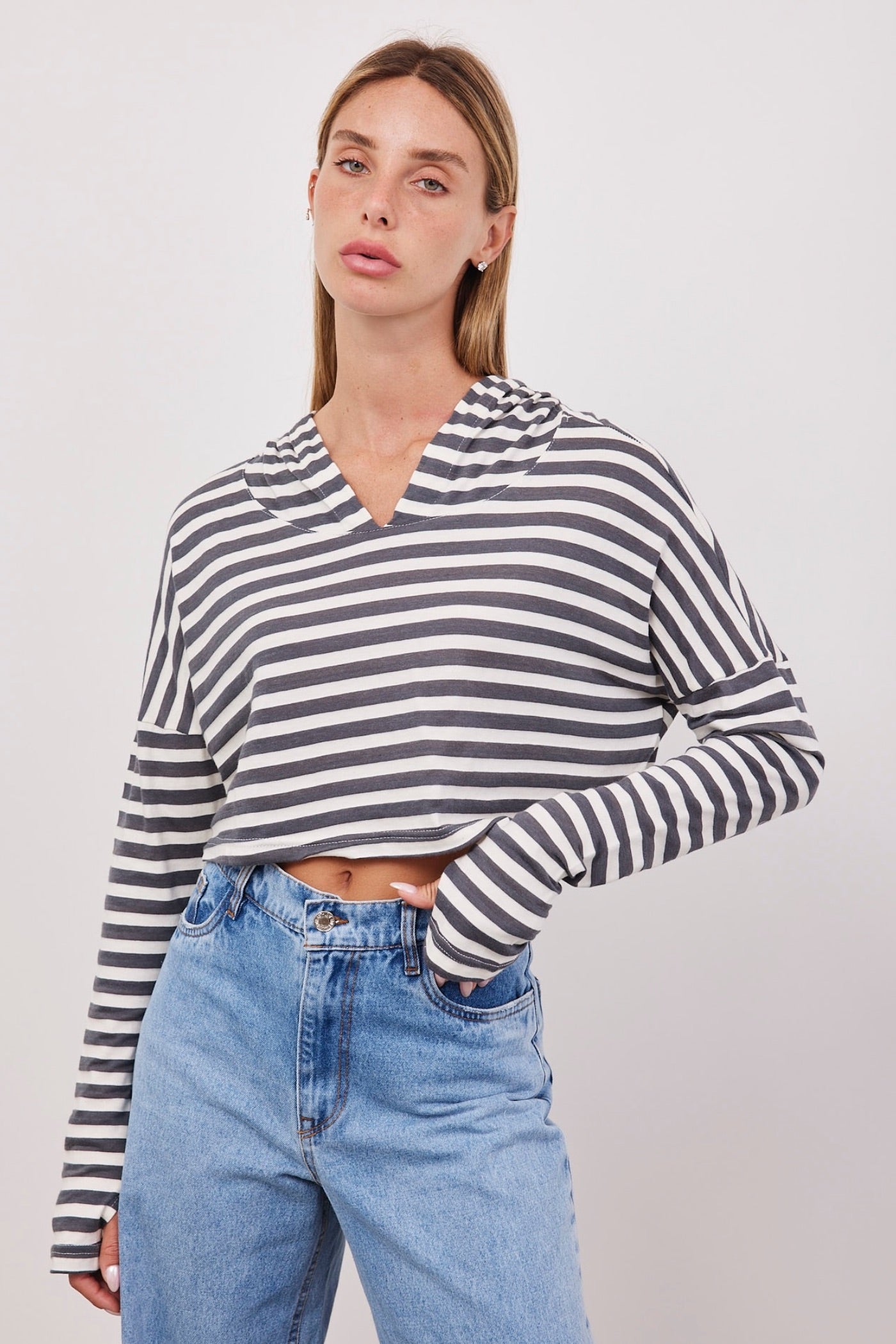 חולצת פסים עם קפוצ׳ון בגזרת קרופ - ITAY BRANDS