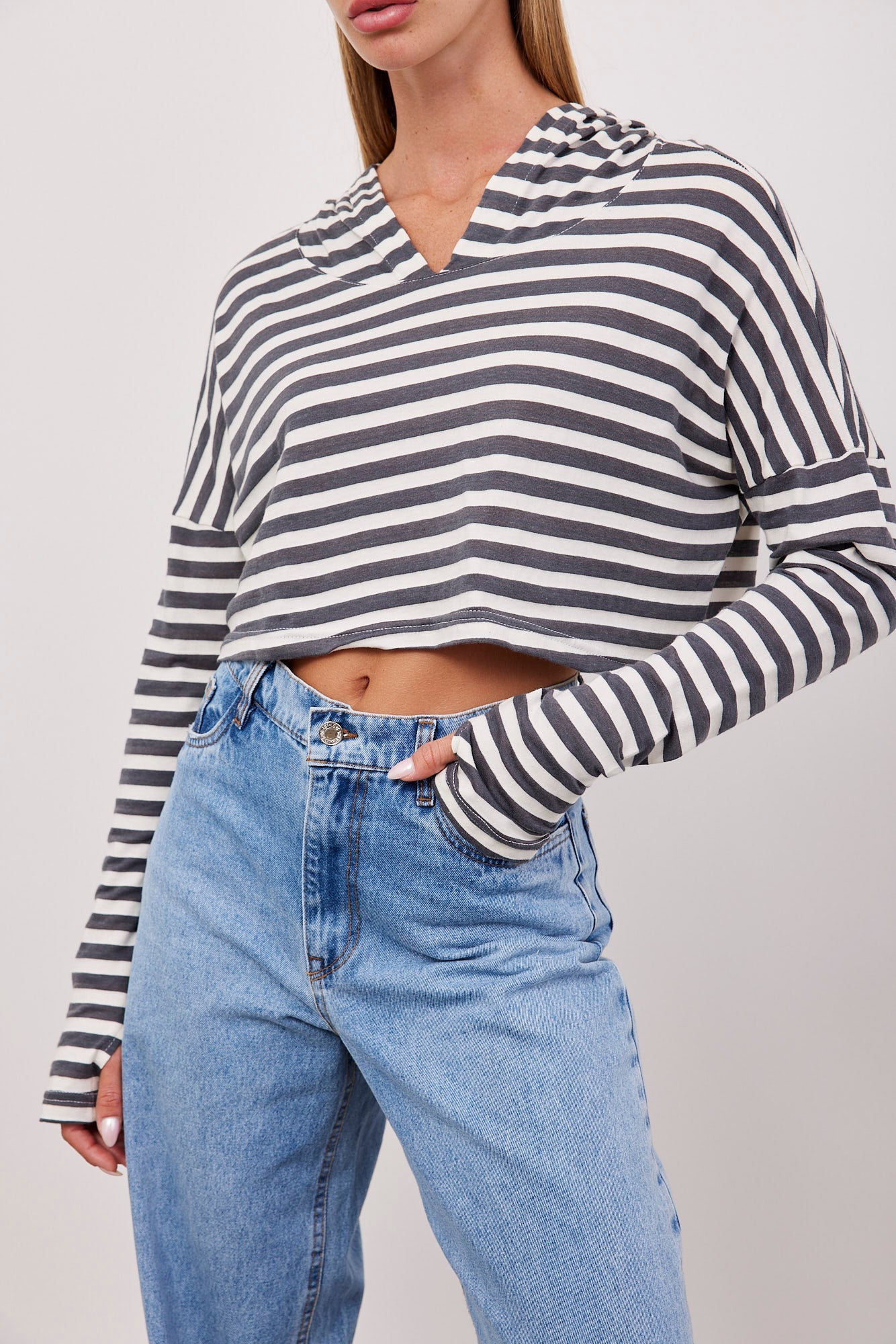חולצת פסים עם קפוצ׳ון בגזרת קרופ - ITAY BRANDS