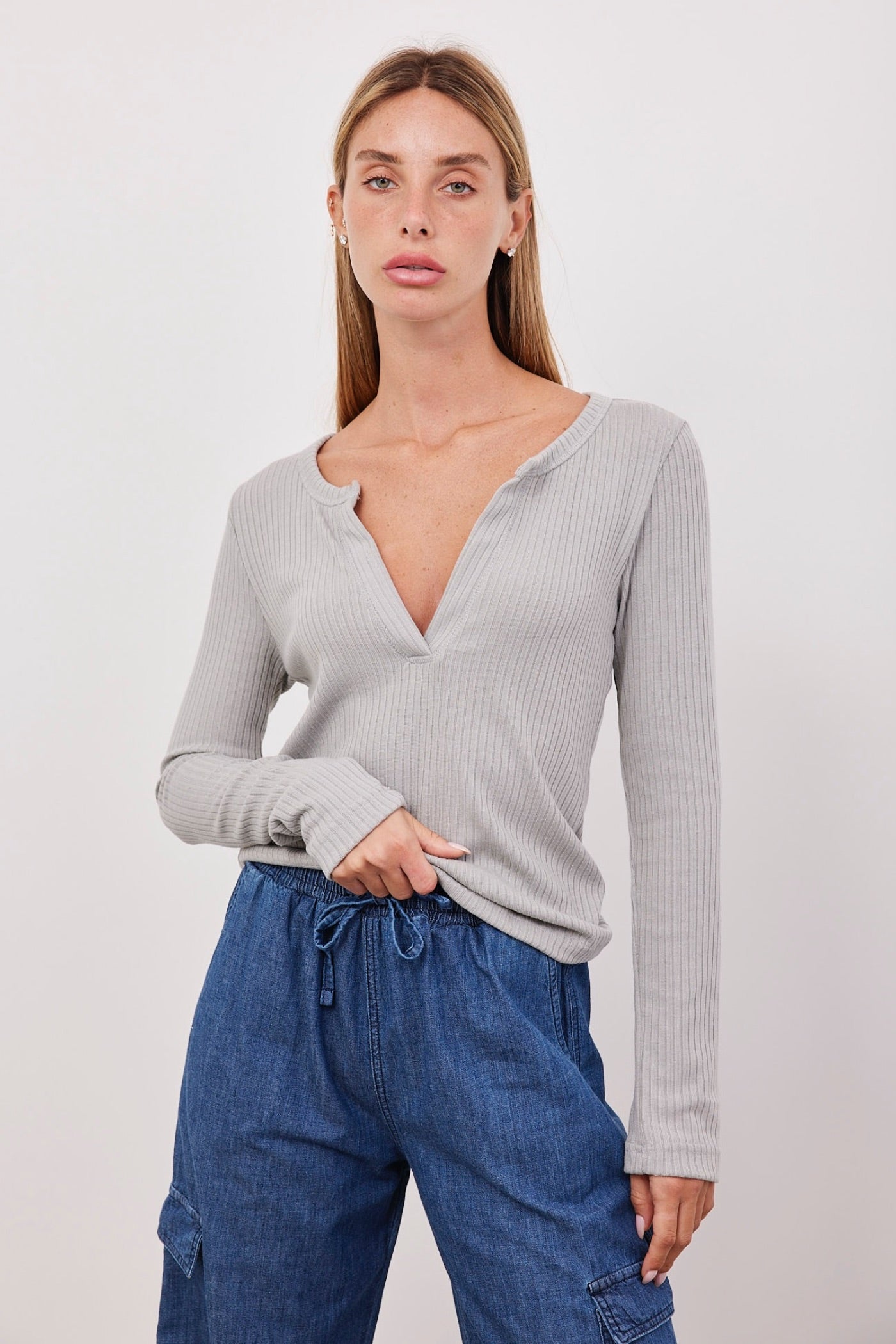 חולצה עם פתח וי בטקסטורת פסים - ITAY BRANDS