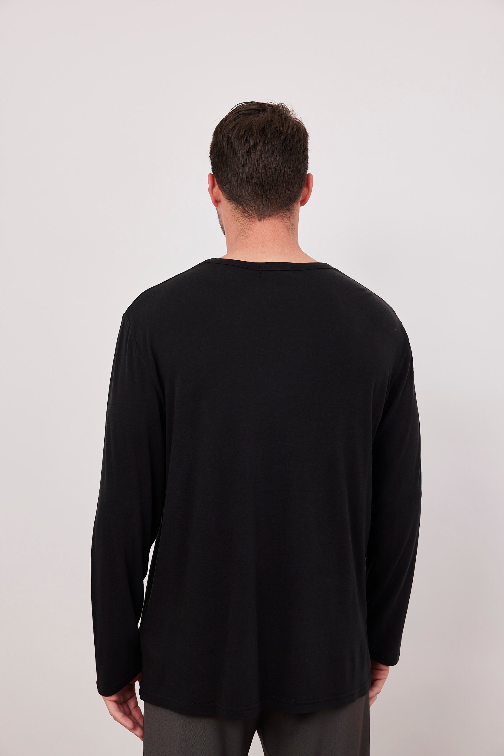 חולצה ארוכה מפתח עגול מובלט