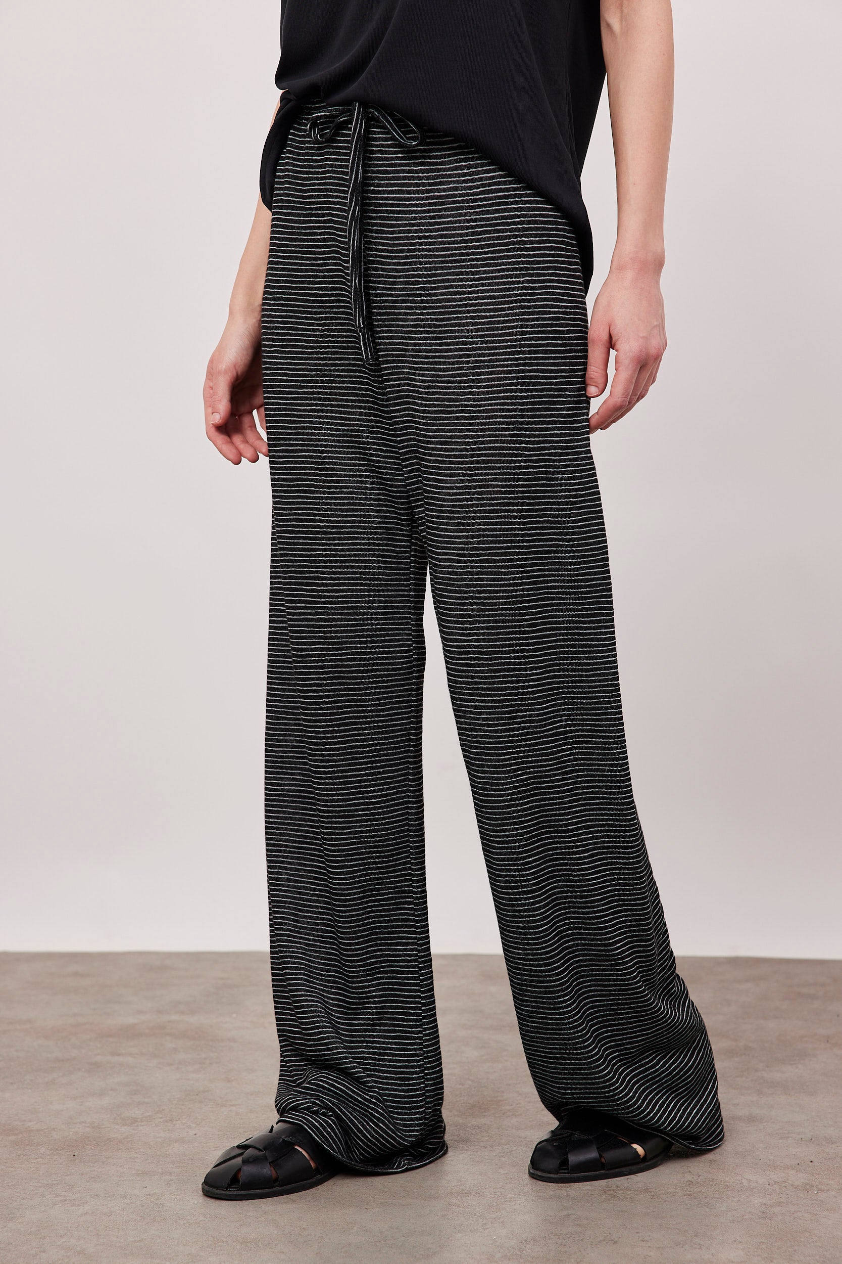 מכנסיים במראה פשתן בהדפס פסים