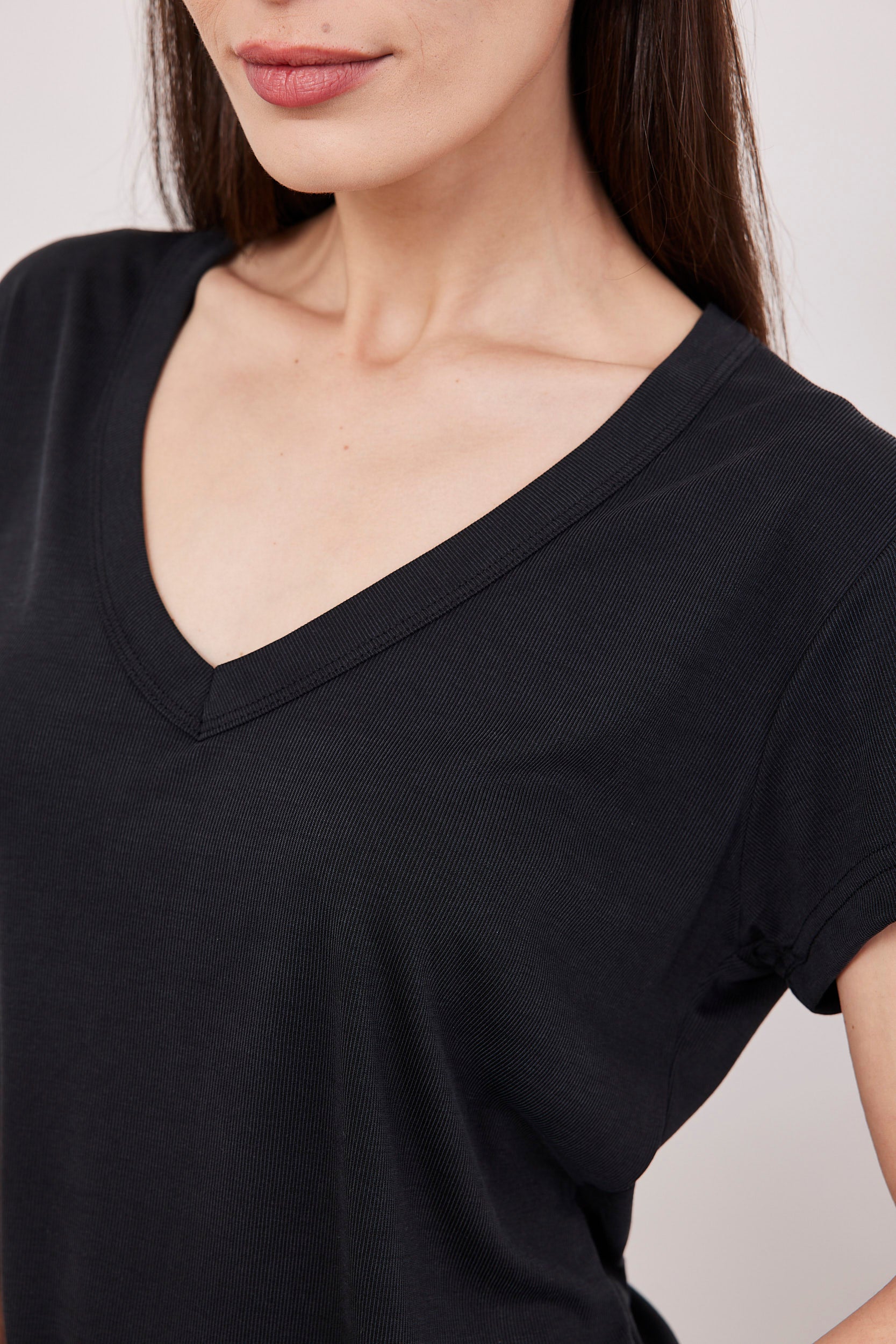 טי-שירט וי בד מודל