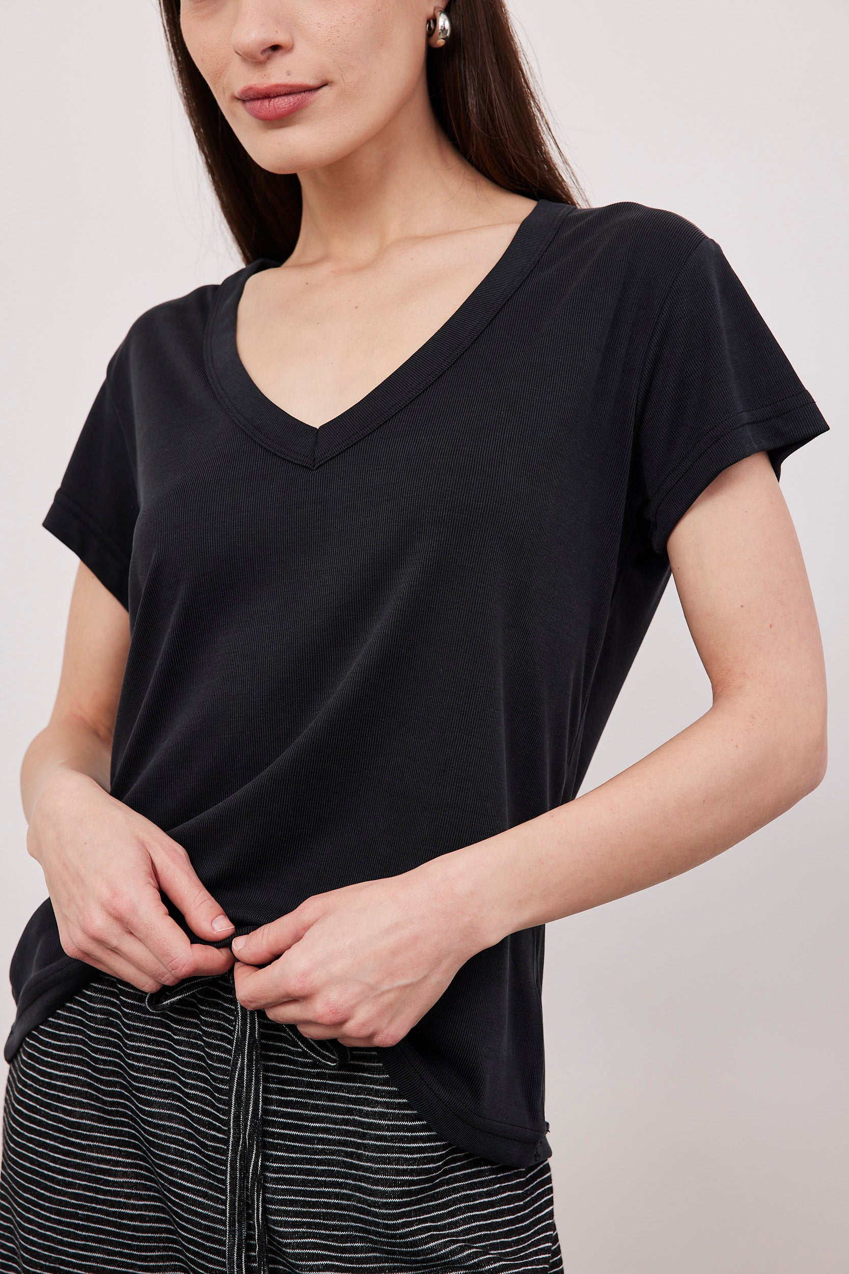 טי-שירט וי בד מודל