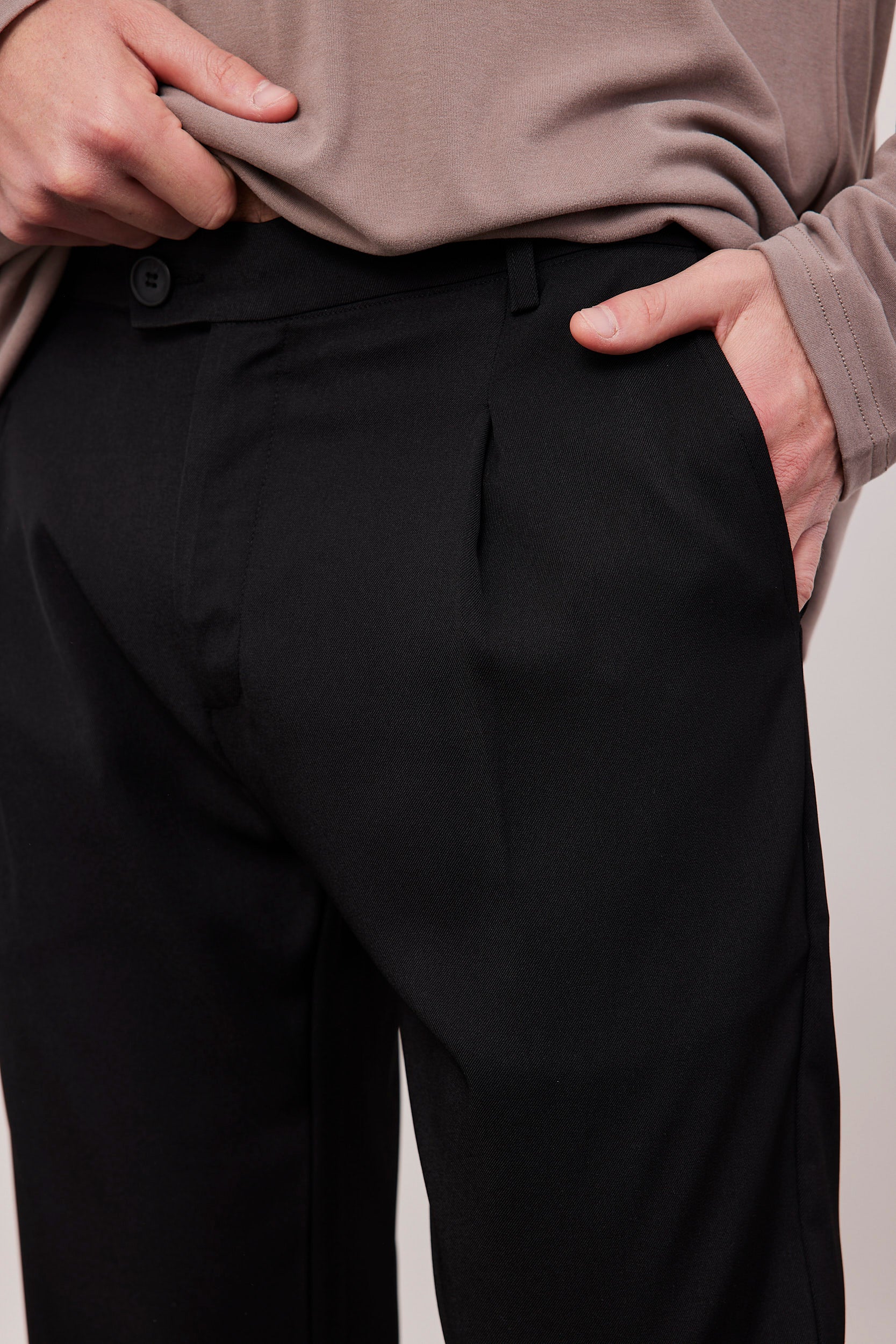 מכנסיים מחויטים גזרה ישרה