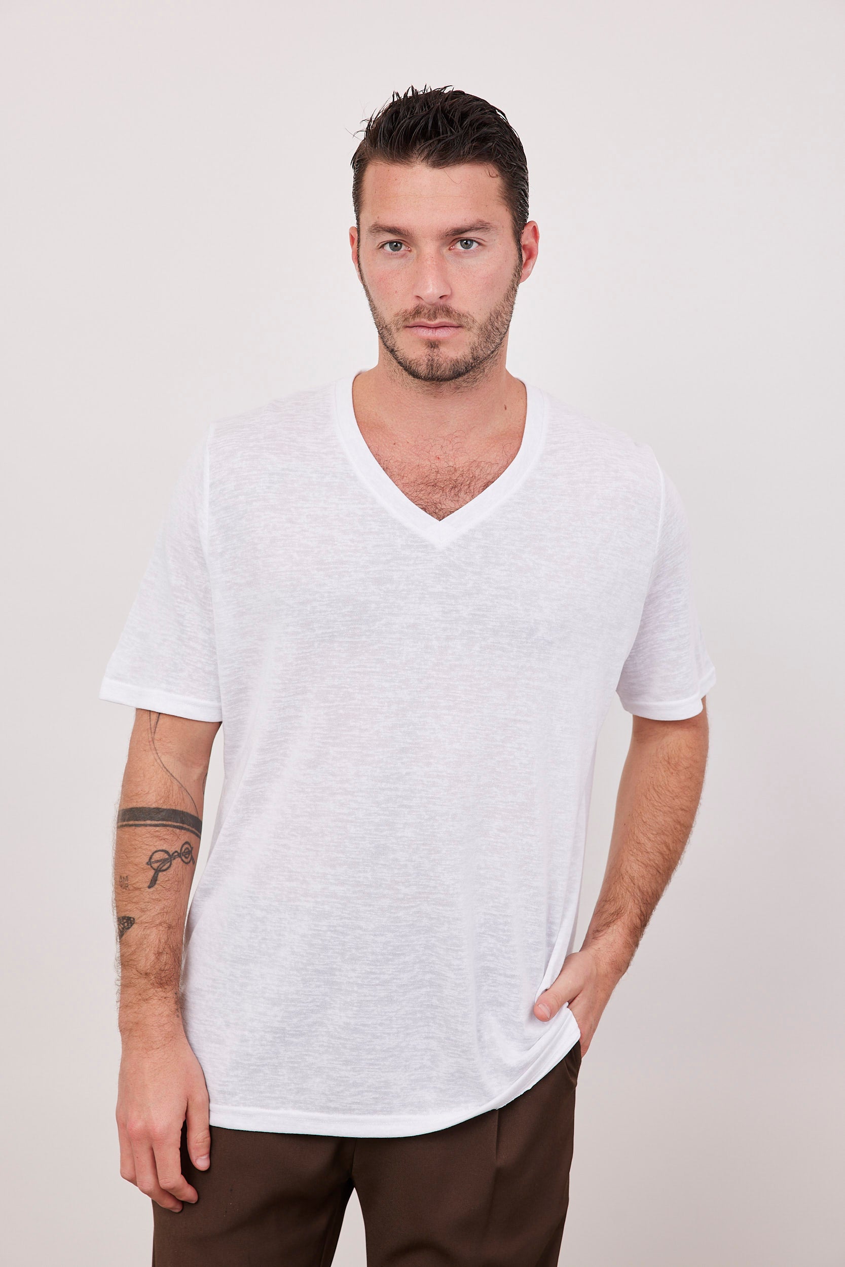 חולצת וי מראה פשתן