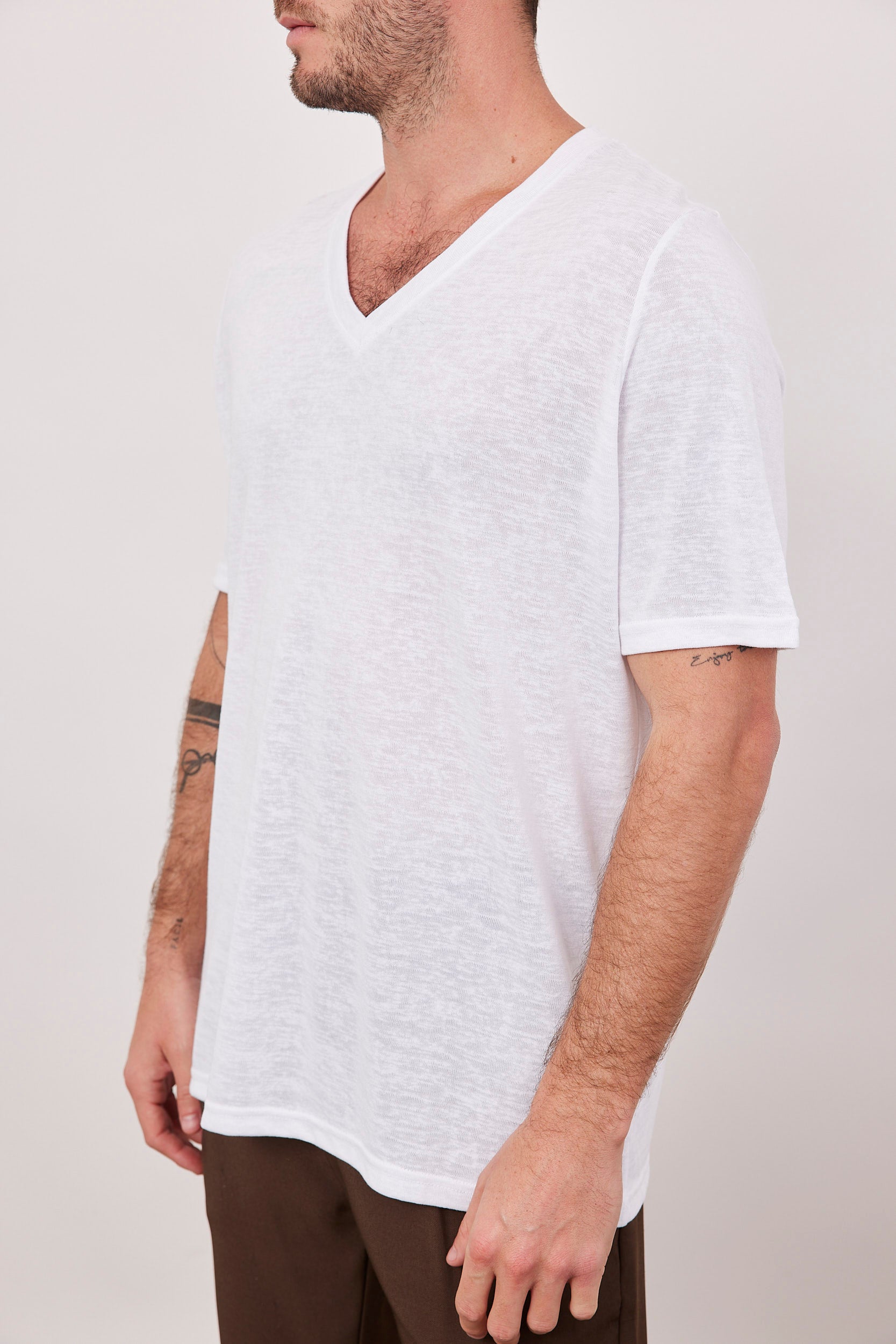 חולצת וי מראה פשתן