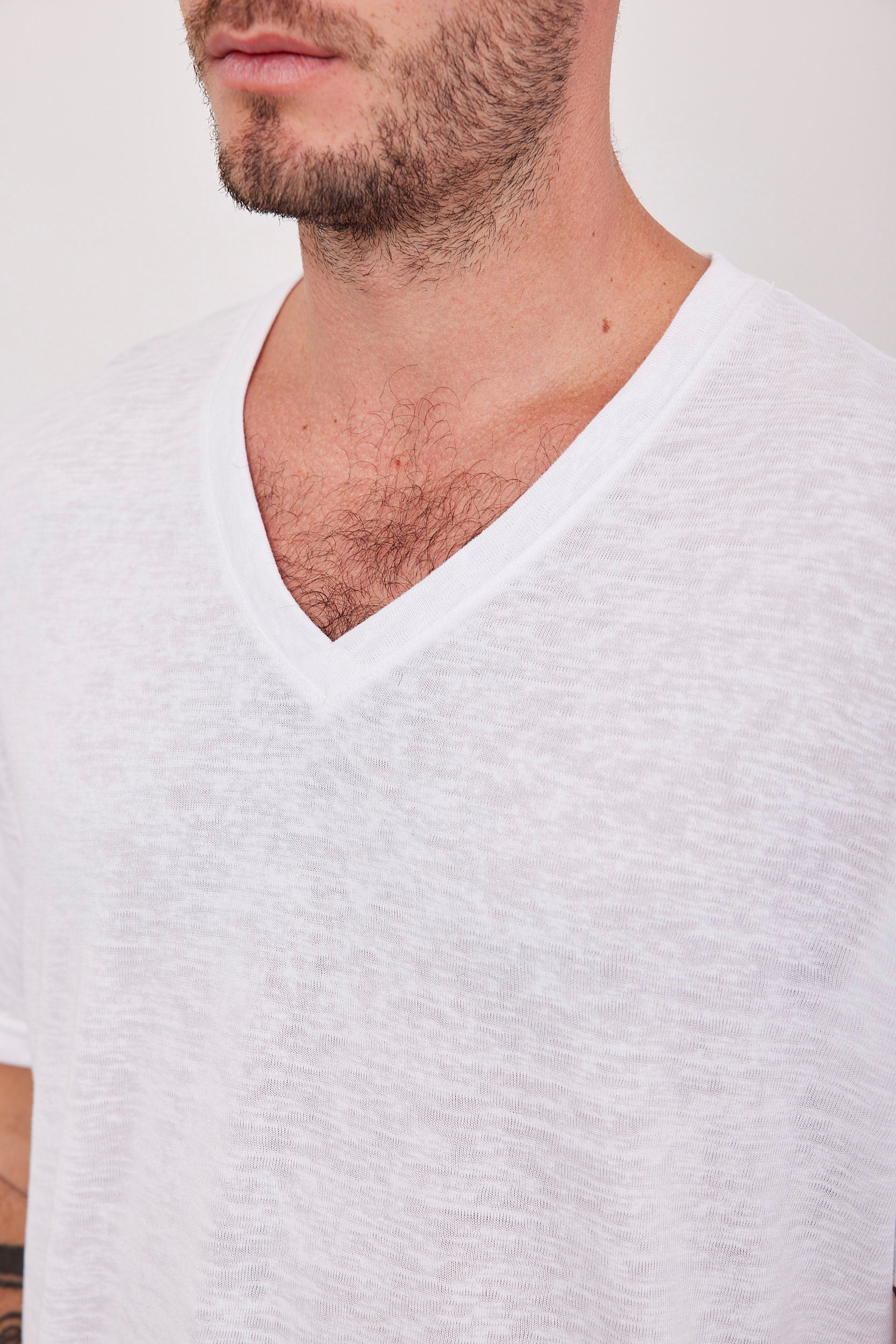 חולצת וי מראה פשתן