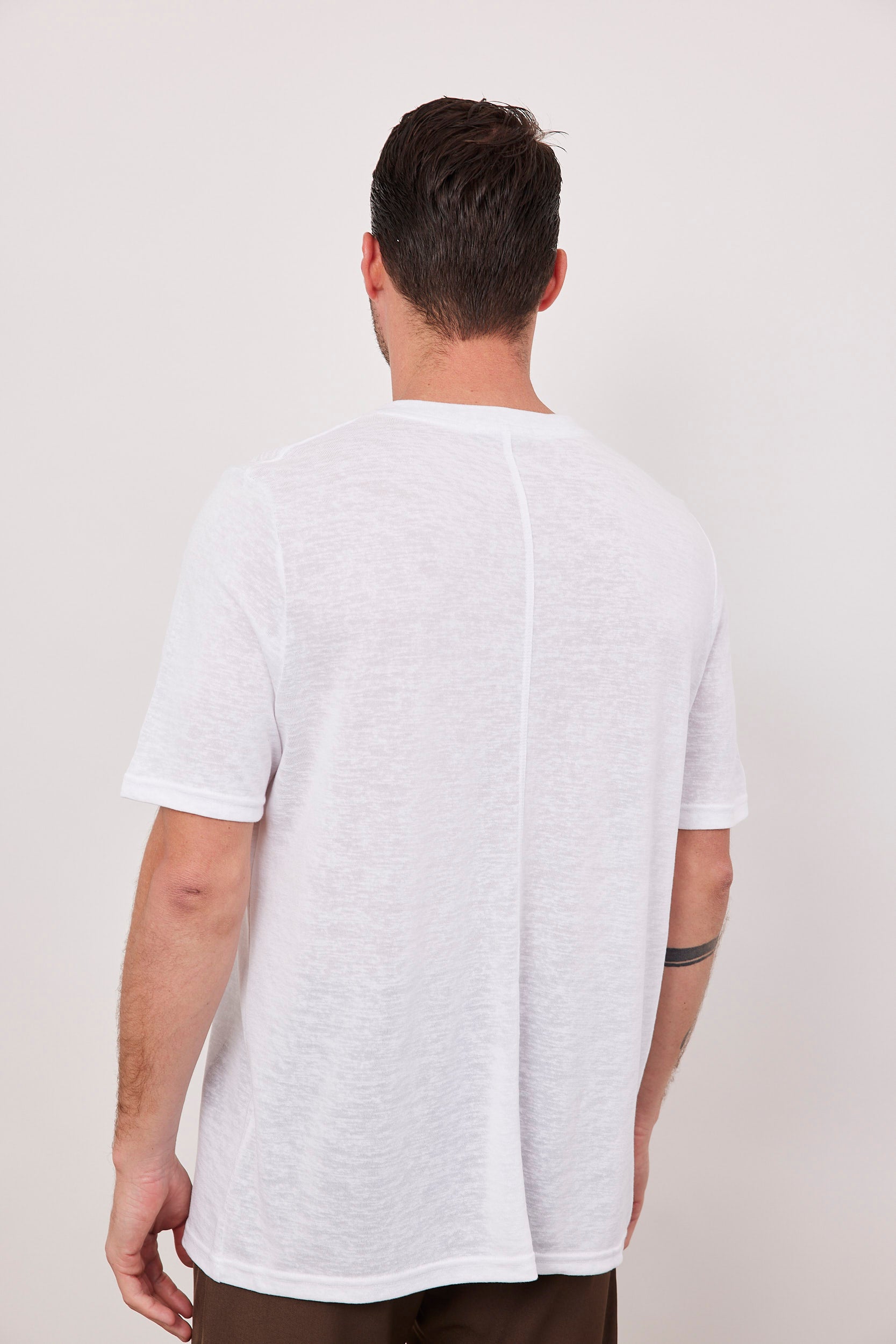 חולצת וי מראה פשתן