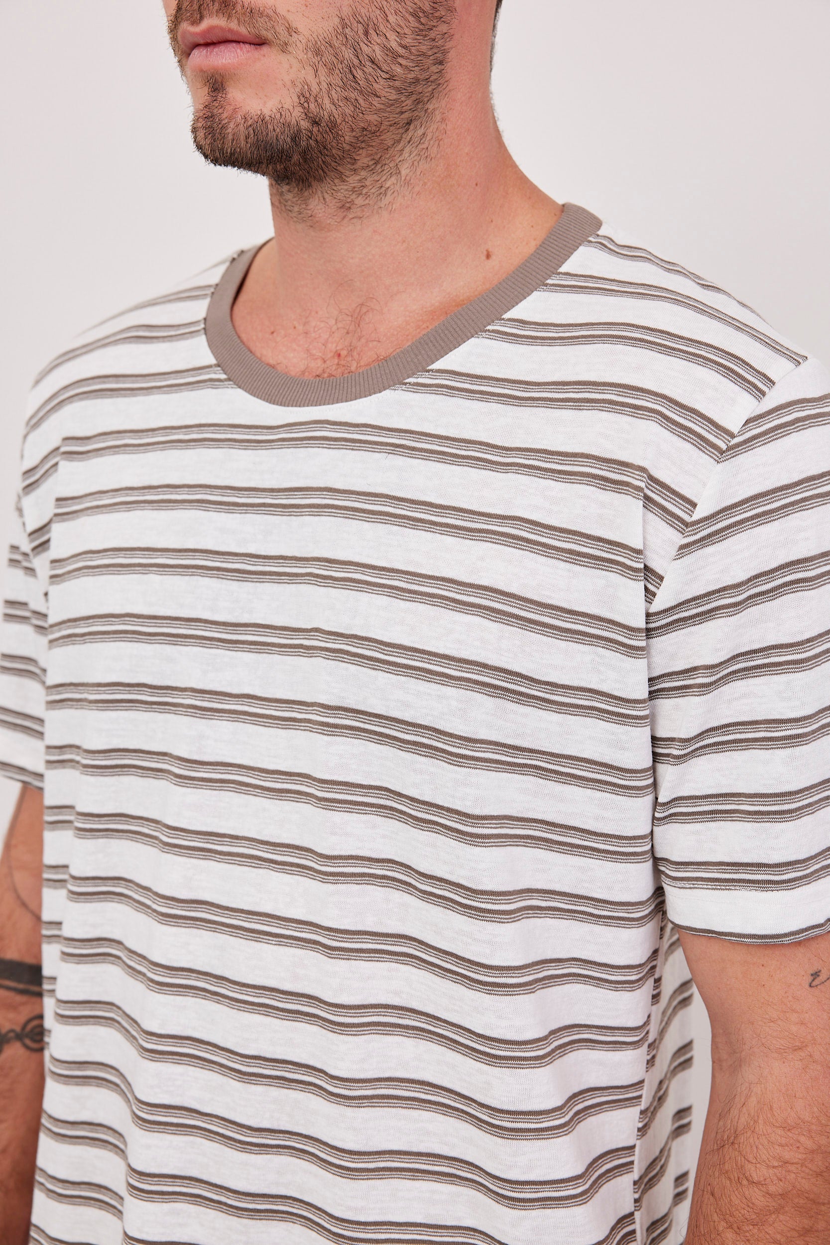 טי-שירט פסים בשילוב ריב