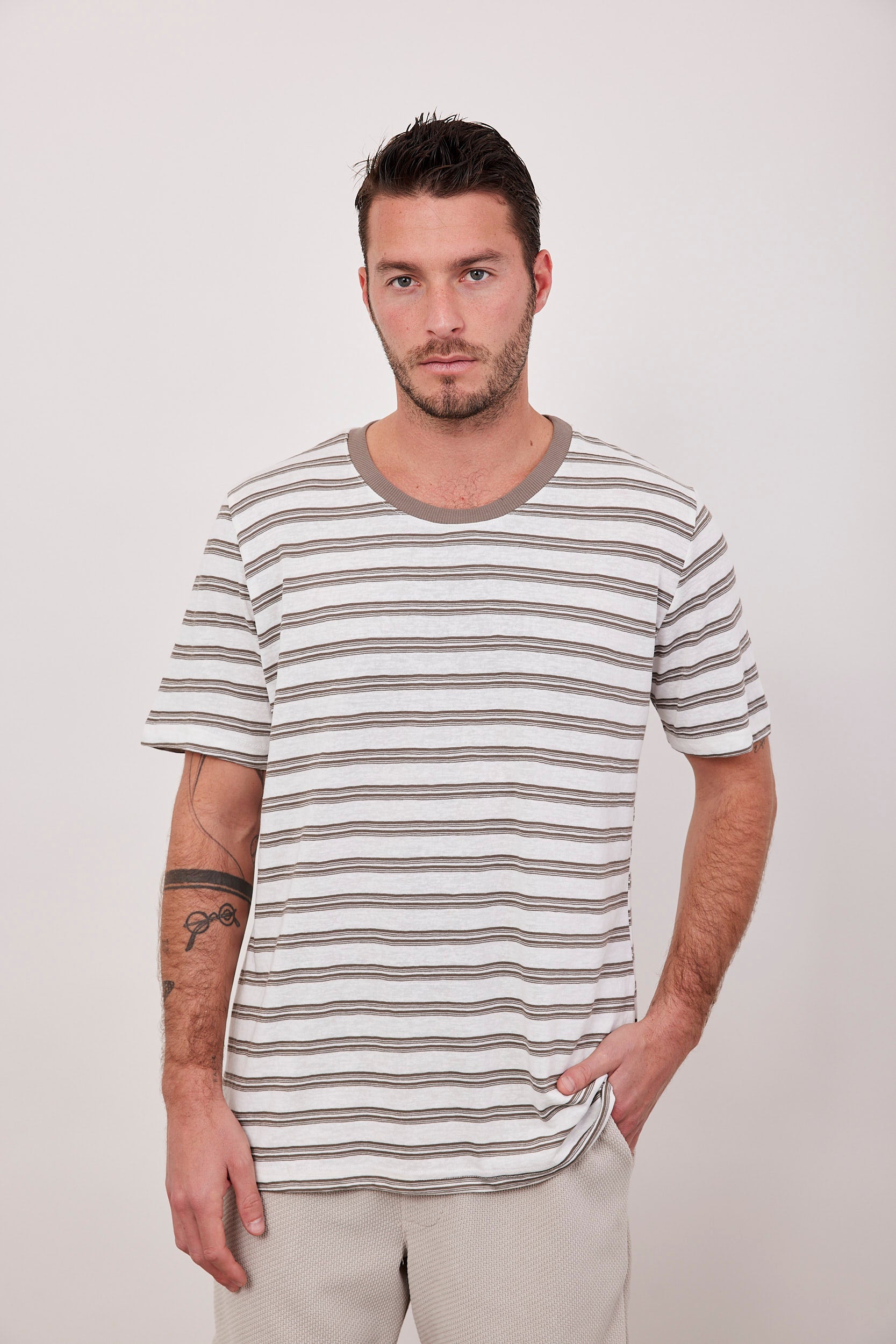 טי-שירט פסים בשילוב ריב