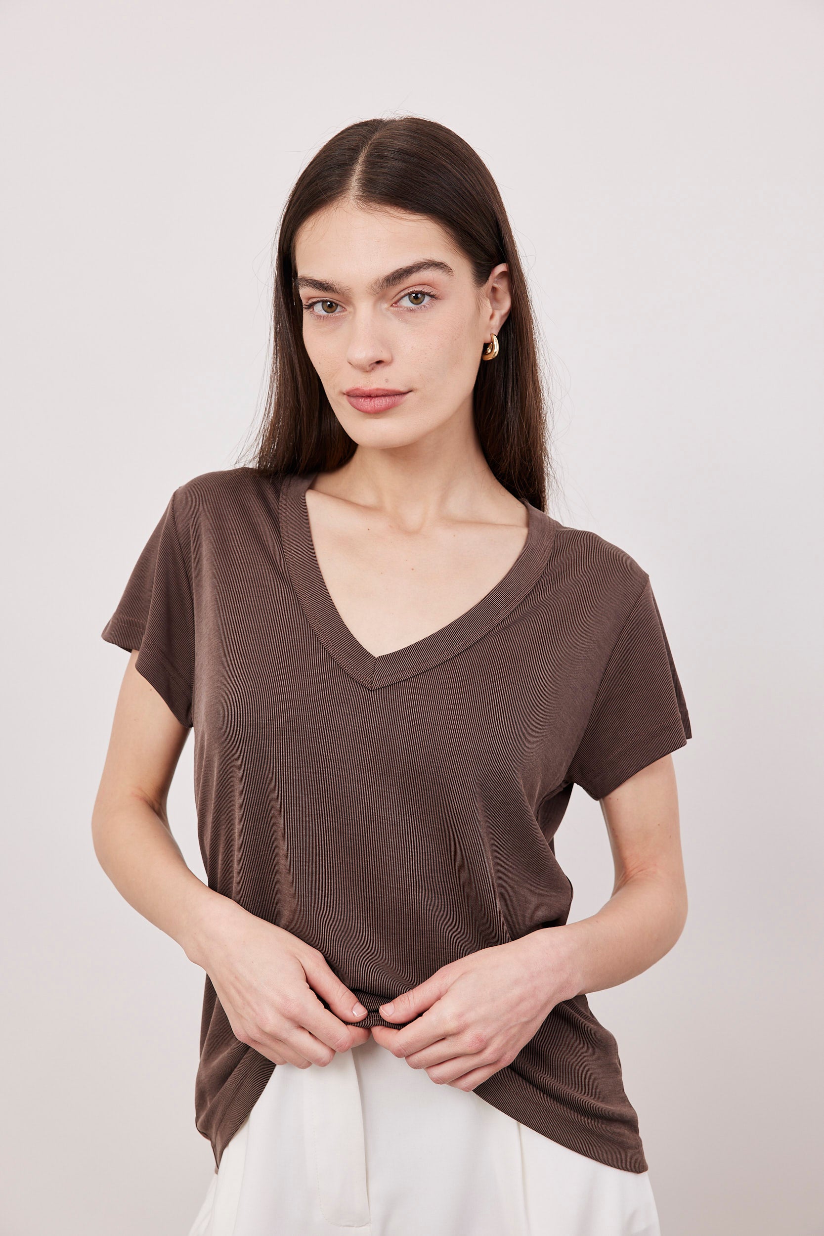 טי-שירט וי בד מודל