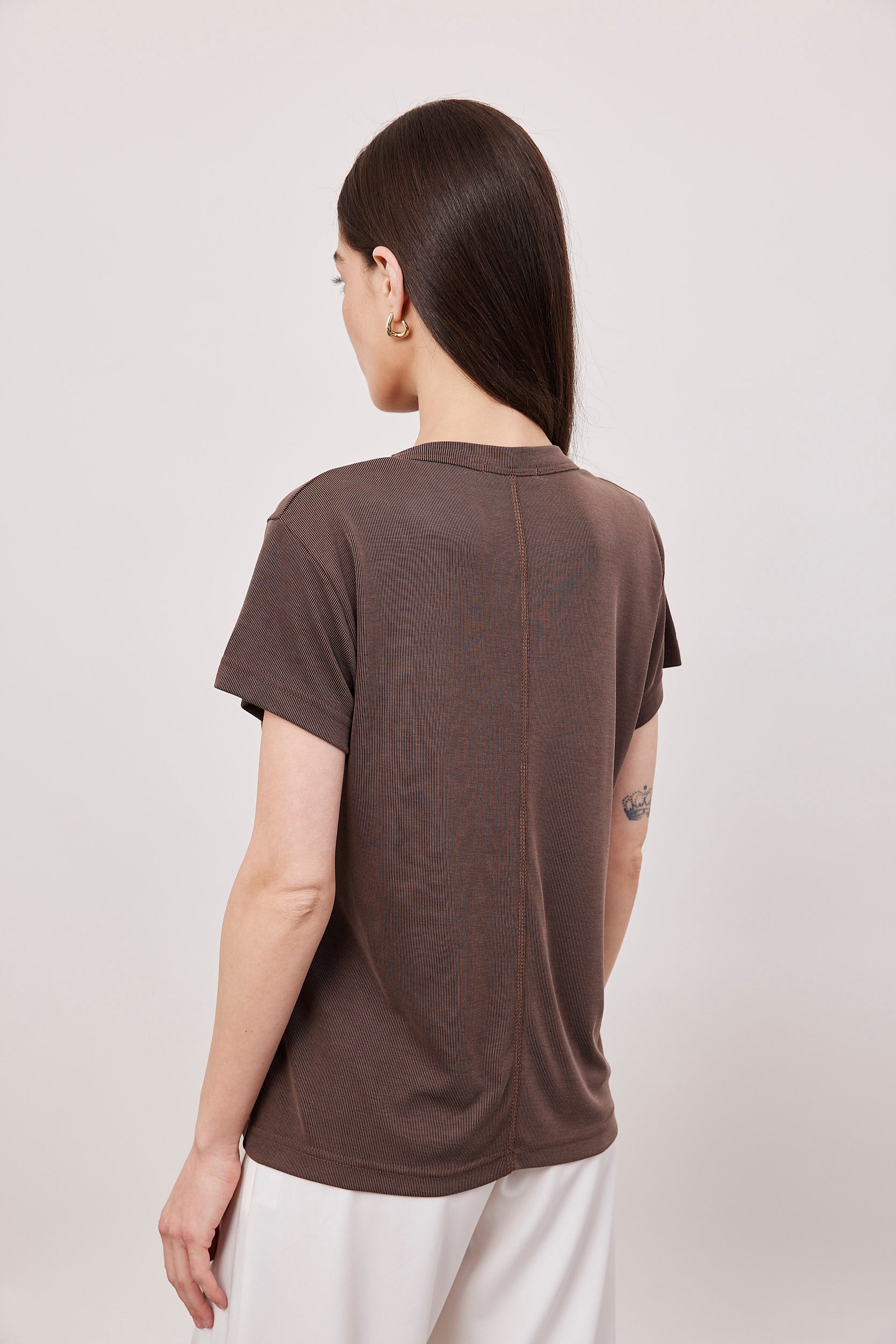 טי-שירט וי בד מודל