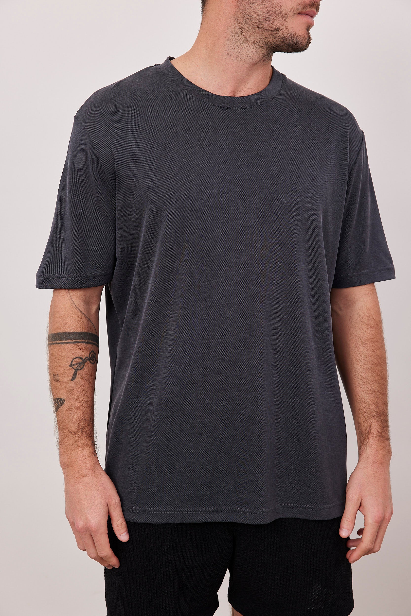 טי שירט מודל