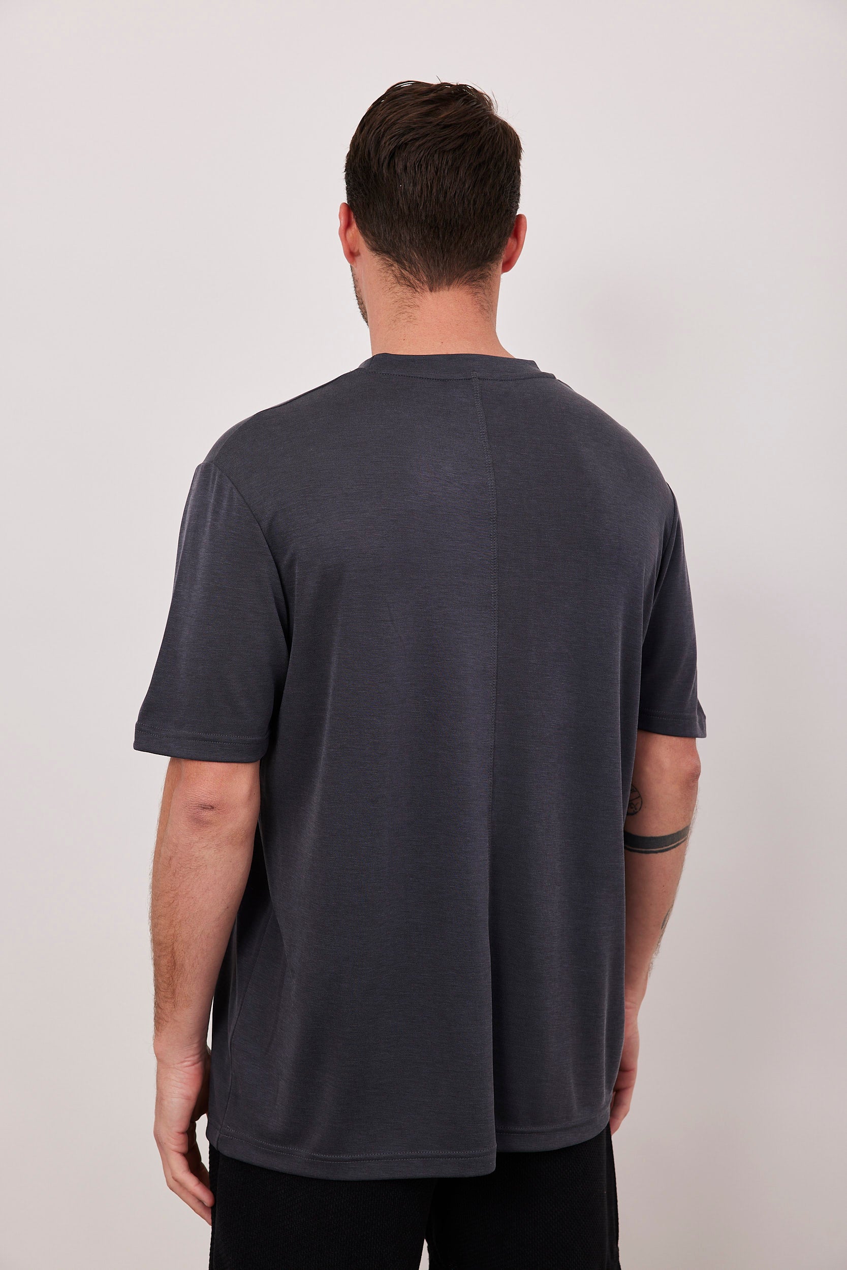 טי שירט מודל