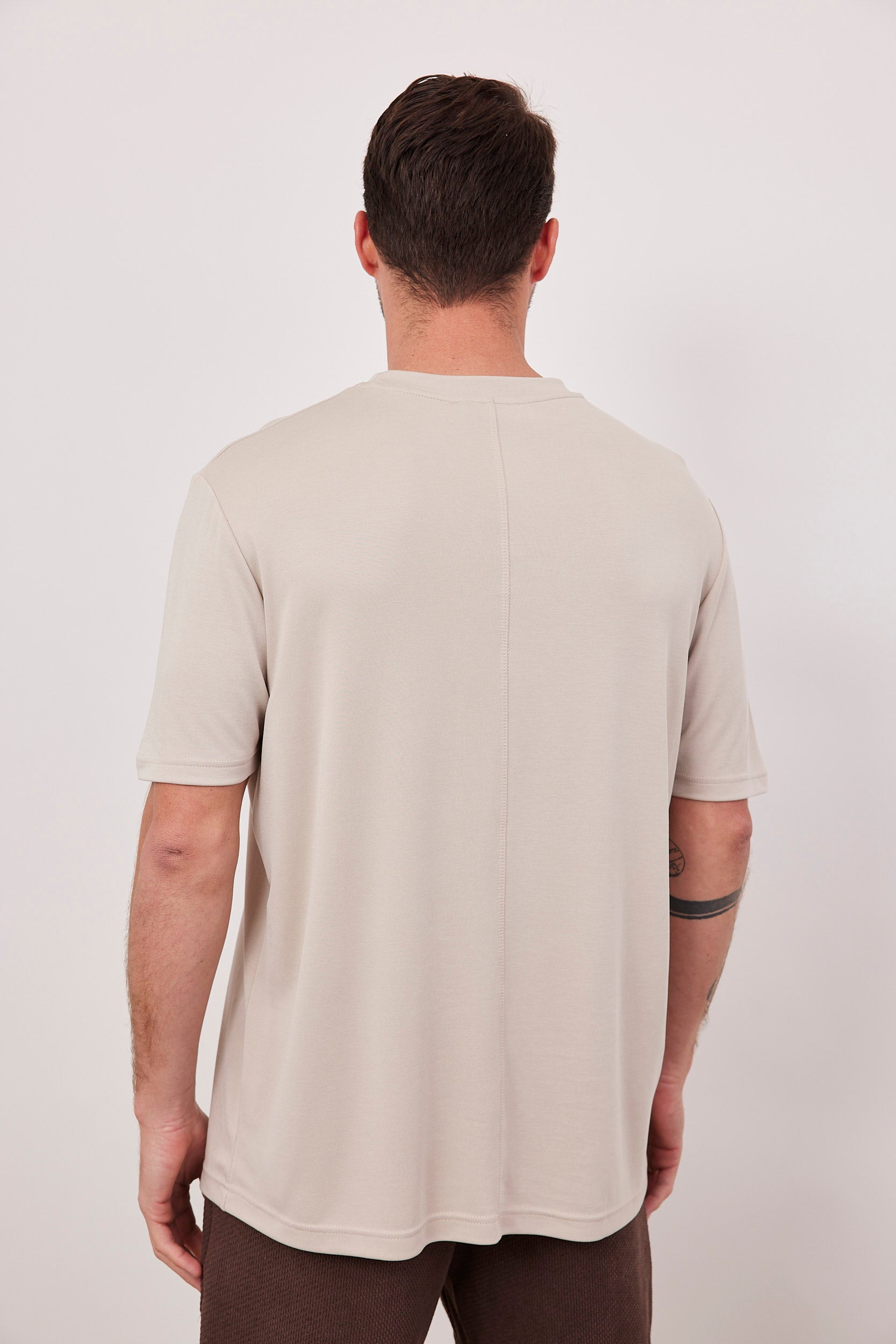 טי שירט מודל