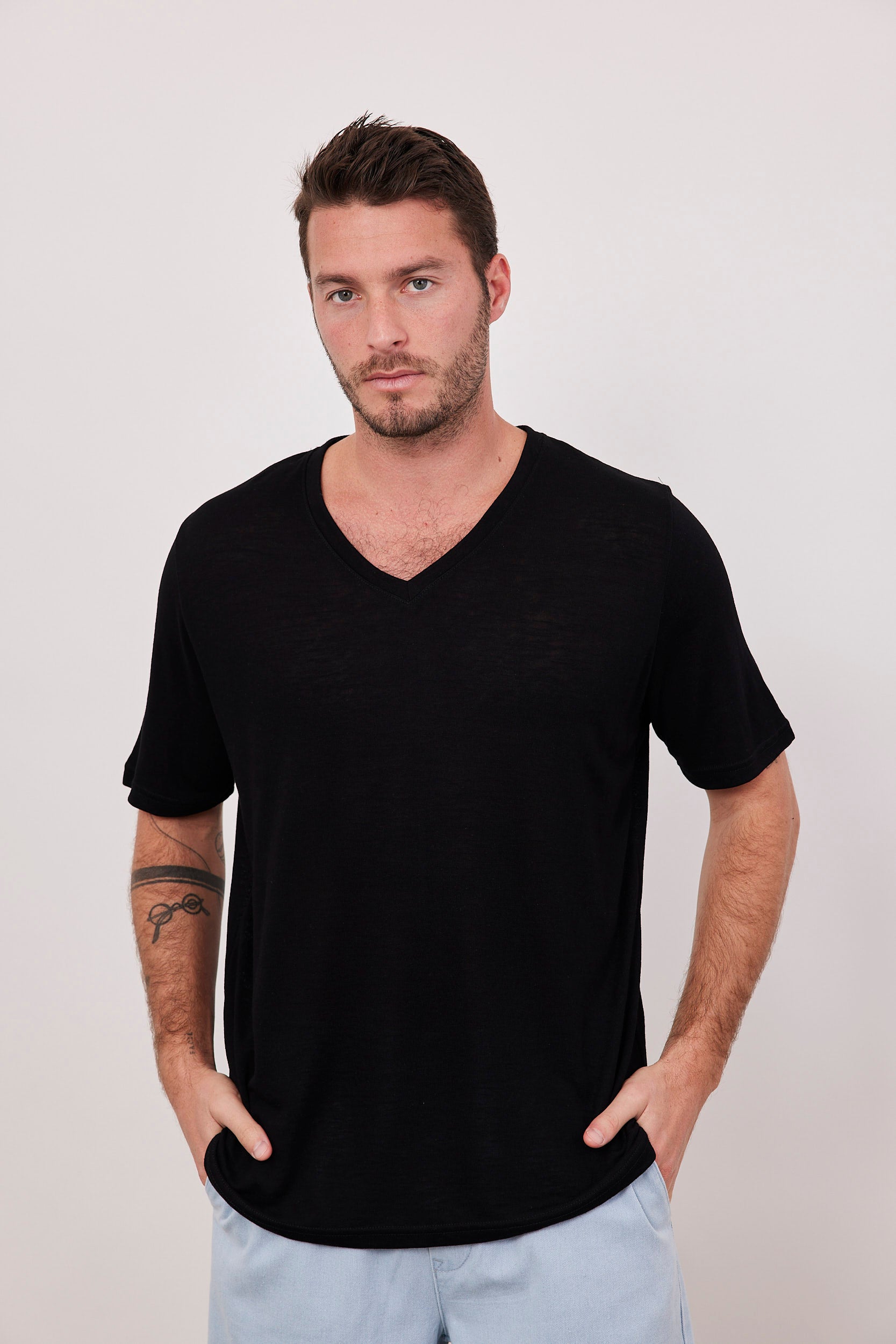 חולצת וי מראה פשתן